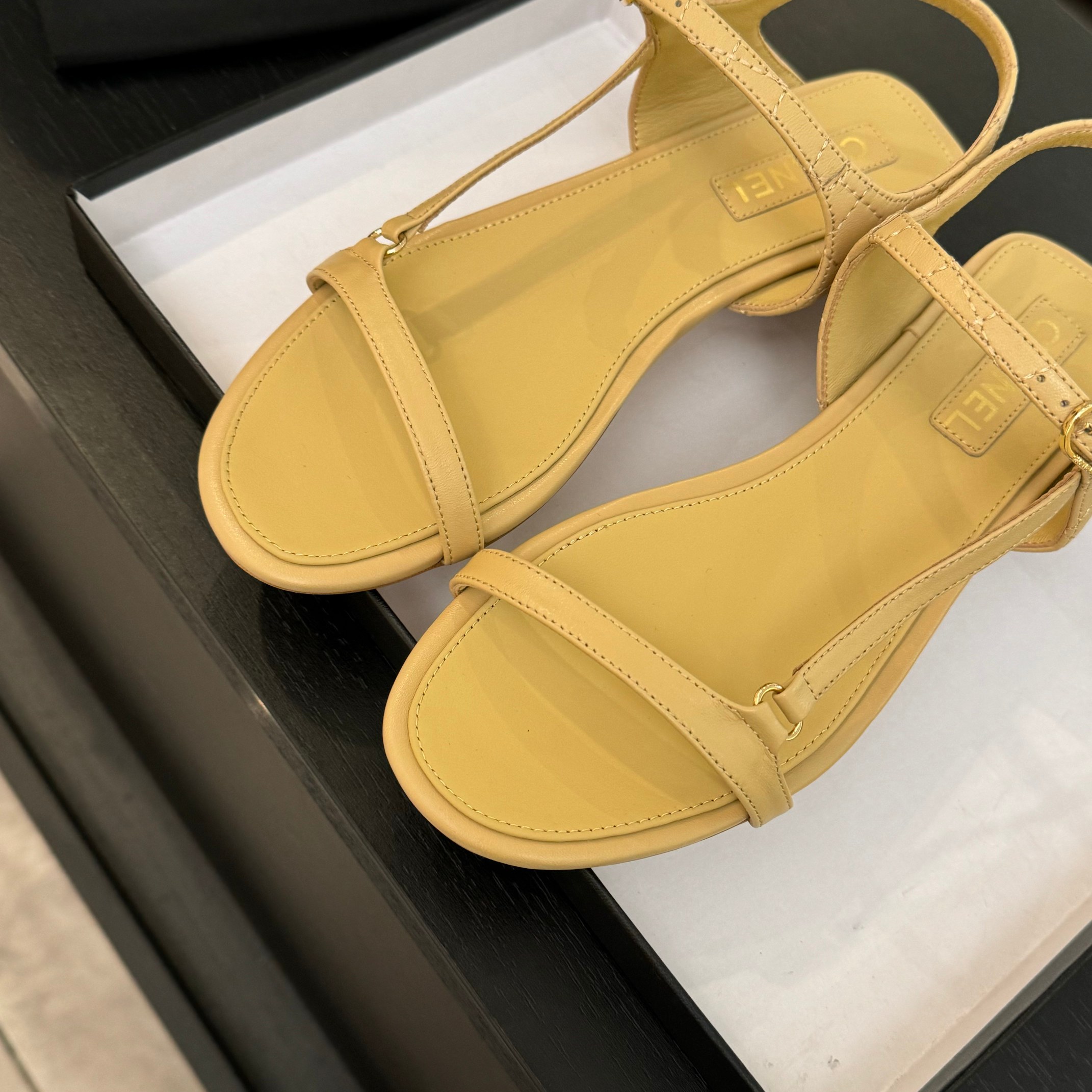 Elegant Chanel-Style Flat Sandals with Quilted Design and Iconic CC Detail 9 a1744275966143 6116