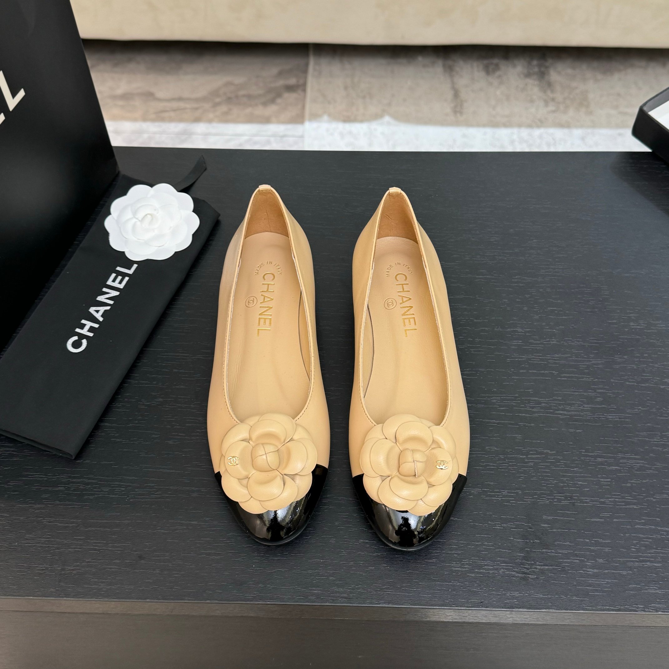 NO:248626,Chanel 25K spring and summer new camellia single shoe series. This season's camellia series is really beautiful. Grandma's usual elegant and famous temperament is full of high-end feeling!  It’s very nice to wear barefoot or paired with skirts or trousers, it’s very versatile!  Invincible beauty!  Special fairy, the upper is imported small lambskin, the inner footbed mixed breed sheepskin, Italian A-grade leather outsole, heel height 1.5cm/4.5cm Size35-39 (customized by 40/41), single shoes, chanel, skirts, sheepskin, Leather soles19860909Chanel 25K春夏新品山茶花单鞋系列 这一季山茶花系列真的超美 香奶奶家一贯的优雅名媛气质 高级感十足！上脚非常nice～ 不管光脚穿或搭配裙装、裤装、 都非常百搭！无敌美！特别仙 鞋面采用进口小羊皮 内里垫脚混种羊皮 意大利A级真皮大底 跟高1.5cm/4.5cm Size35-39（40/41定制）,单鞋,chanel,skirts,sheepskin,Leather soles,Women's Shoes