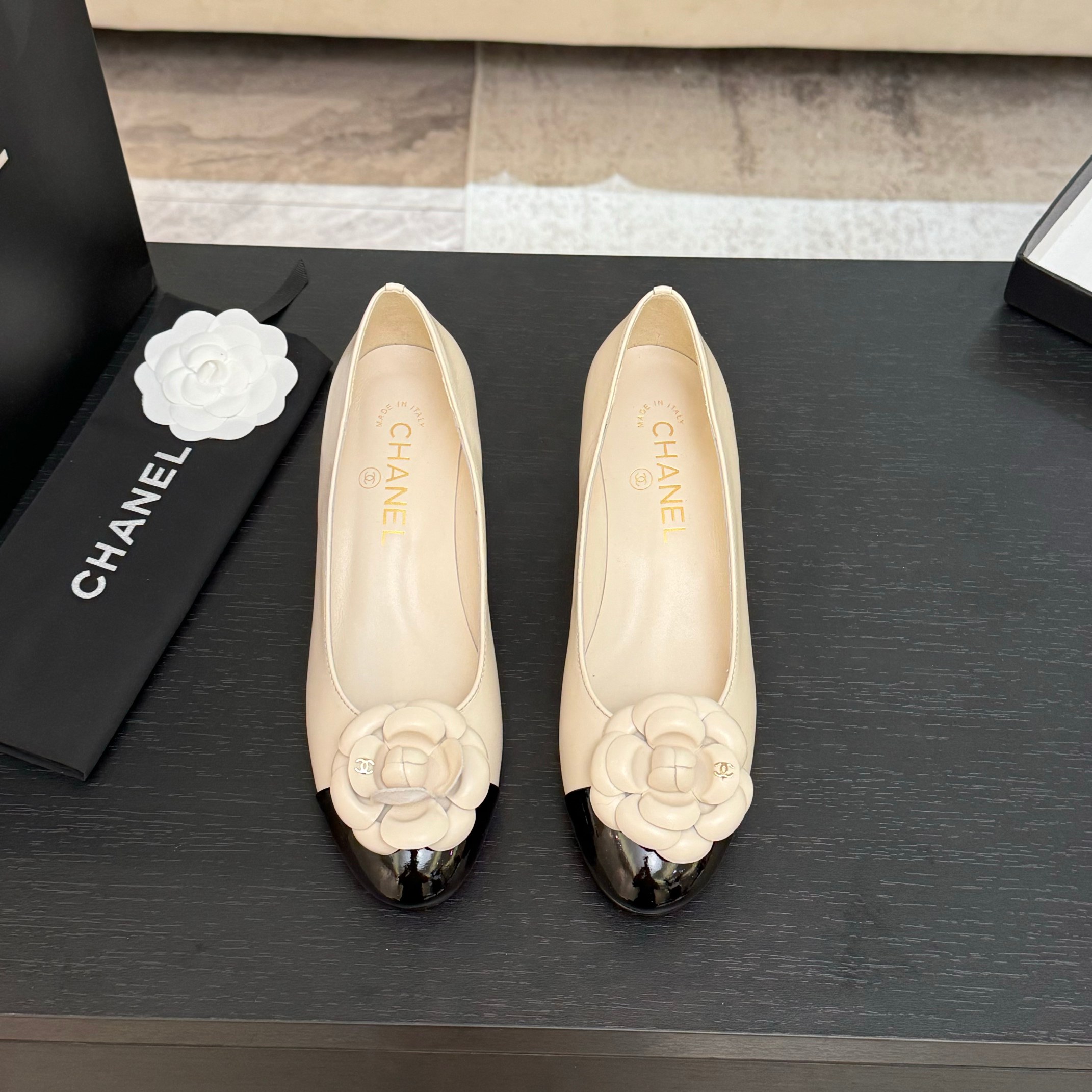 NO:248616,Chanel 25K spring and summer new camellia single shoe series. This season's camellia series is really beautiful. Grandma's usual elegant and famous temperament is full of high-end feeling!  It’s very nice to wear barefoot or paired with skirts or trousers, it’s very versatile!  Invincible beauty!  Special fairy, the upper is imported lambskin, the inner footbed is mixed-bred lambskin, Italian A-grade leather outsole, heel height 1.5cm/4.5cm Size35-39 (customized by 40/41), single shoes, chanel, mary jane, skirts, sheepskin, Leather soles19860909Chanel 25K春夏新品山茶花单鞋系列 这一季山茶花系列真的超美 香奶奶家一贯的优雅名媛气质 高级感十足！上脚非常nice～ 不管光脚穿或搭配裙装、裤装、 都非常百搭！无敌美！特别仙 鞋面采用进口小羊皮 内里垫脚混种羊皮 意大利A级真皮大底 跟高1.5cm/4.5cm Size35-39（40/41定制）,单鞋玛丽珍,chanel,mary jane,skirts,sheepskin,Leather soles,Women's Shoes