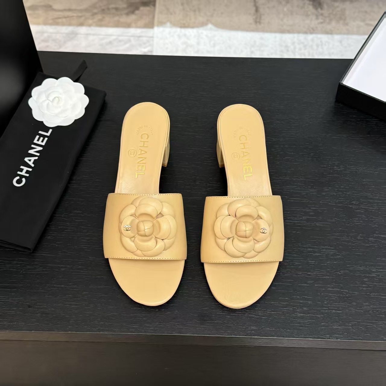 NO:248611,Chanel 25P Double C Camellia Slippers!  The upper is made of imported calfskin, the inner tiptoe is all cotton sheepskin, imported cowhide, heel height 1.5cm/5.5cm size35-39 (customized by 40/41), slippers, chanel, slippers, cowhide, sheepskin19860909Chanel 25P双C山茶花粗跟拖鞋！ 鞋面采用进口小牛皮 内里踮脚均为棉羊皮 意大利进口牛皮大底 跟高1.5cm/5.5cm size35-39（40/41定制）,拖鞋,chanel,slippers,cowhide,sheepskin,Women's Shoes