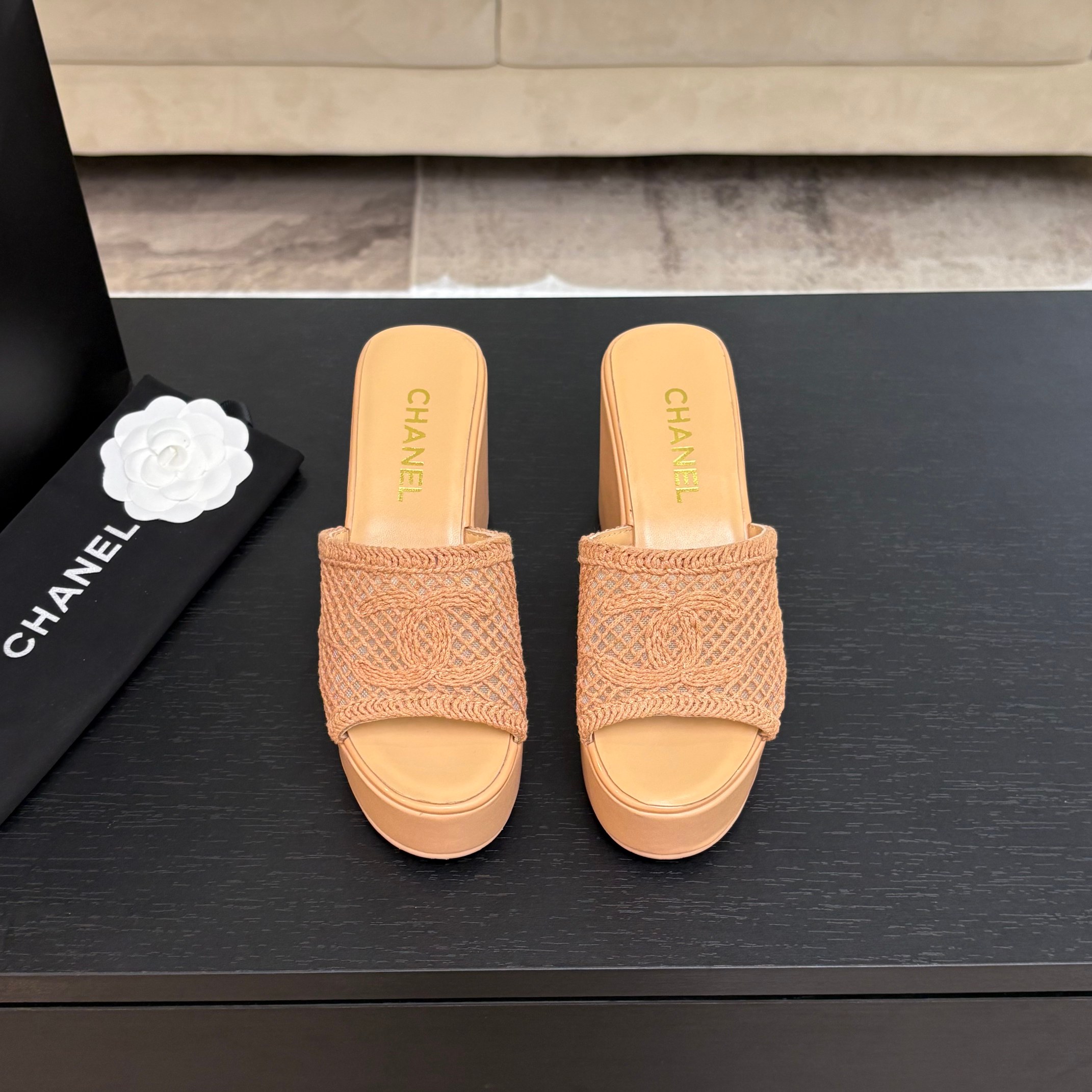 NO:249158,CHANE*｜Xiaoxiang 25P Spring and Summer New Product, Double C Hollow Thick-soled Slippers, Personalized Fashion Trends, Must-in-One!  Special materials give it a unique sense of freshness. It is really so popular that it is out of stock everywhere. It is hard to find a shoe. It not only makes the legs look thinner, but also makes the legs look longer. The upper is made of original custom material. Inner footbed silk sheepskin. Original open mold rubber outsole. Size 35-39 (customized by 40/41), slippers, chanel, slippers, sheepskin.19860909CHANE*｜小香25P春夏新品 双C镂空厚底拖鞋 个性时尚潮流 必入款 ！ 特殊的材料赋予它独特的新鲜感 真的火到哪哪都断货 一鞋难求啊 上脚不仅显腿细 而且显腿长 鞋面采用原版定制材质 内里垫脚丝绸羊皮 原版开模橡胶大底 码数35-39（40/41定制）,拖鞋,chanel,slippers,sheepskin,Women's Shoes