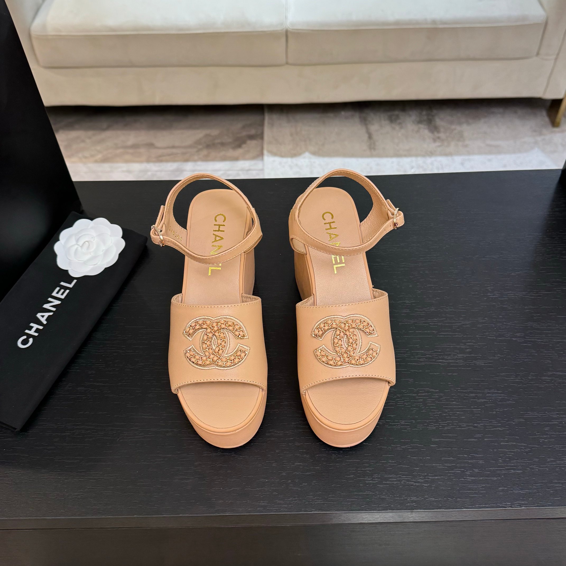 NO:249153,CHANE*｜Xiaoxiang 25P spring and summer new product, double C chain thick-soled sandals, personalized and fashionable, must-have!  Special materials give it a unique sense of freshness. It is really so popular that it is out of stock everywhere. It is hard to find a shoe. It not only makes the legs look thinner, but also makes the legs look longer. The upper is made of original custom material. Inner footbed silk sheepskin. Original open mold rubber outsole. Size 35-39 (customized by 40/41), sandals, chanel, sandals, sheepskin.19860909CHANE*｜小香25P春夏新品 双C链条厚底凉鞋 个性时尚潮流 必入款 ！ 特殊的材料赋予它独特的新鲜感 真的火到哪哪都断货 一鞋难求啊 上脚不仅显腿细 而且显腿长 鞋面采用原版定制材质 内里垫脚丝绸羊皮 原版开模橡胶大底 码数35-39（40/41定制）,凉鞋,chanel,sandals,sheepskin,Women's Shoes