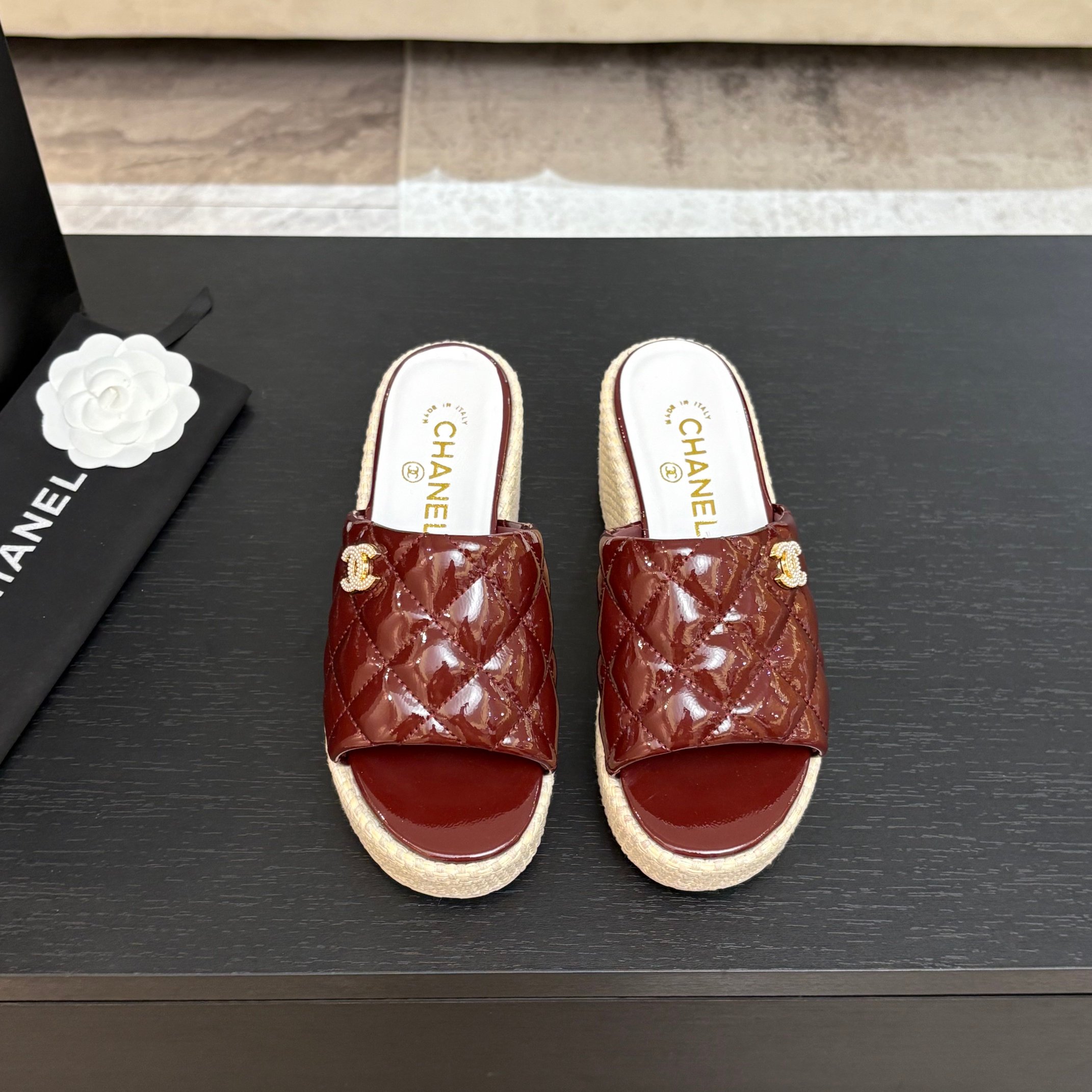 NO:249145,CHANE*｜Xiaoxiang 25P Spring and Summer New Product, Double C Hollow Thick-soled Slippers, Personalized Fashion Trends, Must-in-One!  Special materials give it a unique sense of freshness. It is really so popular that it is out of stock everywhere. It is hard to find a shoe. It not only makes the legs look thinner, but also makes the legs look longer. The upper is made of original custom material. Inner footbed silk sheepskin original open mold rubber sole size 35-39 (customized by 40/41), slippers, chanel, slippers, sheepskin19860909CHANE*｜小香25P春夏新品 双C镂空厚底拖鞋 个性时尚潮流 必入款 ！ 特殊的材料赋予它独特的新鲜感 真的火到哪哪都断货 一鞋难求啊 上脚不仅显腿细 而且显腿长 鞋面采用原版定制材质 内里垫脚丝绸羊皮 原版开模橡胶大底 码数35-39（40/41定制）,拖鞋,chanel,slippers,sheepskin,Women's Shoes