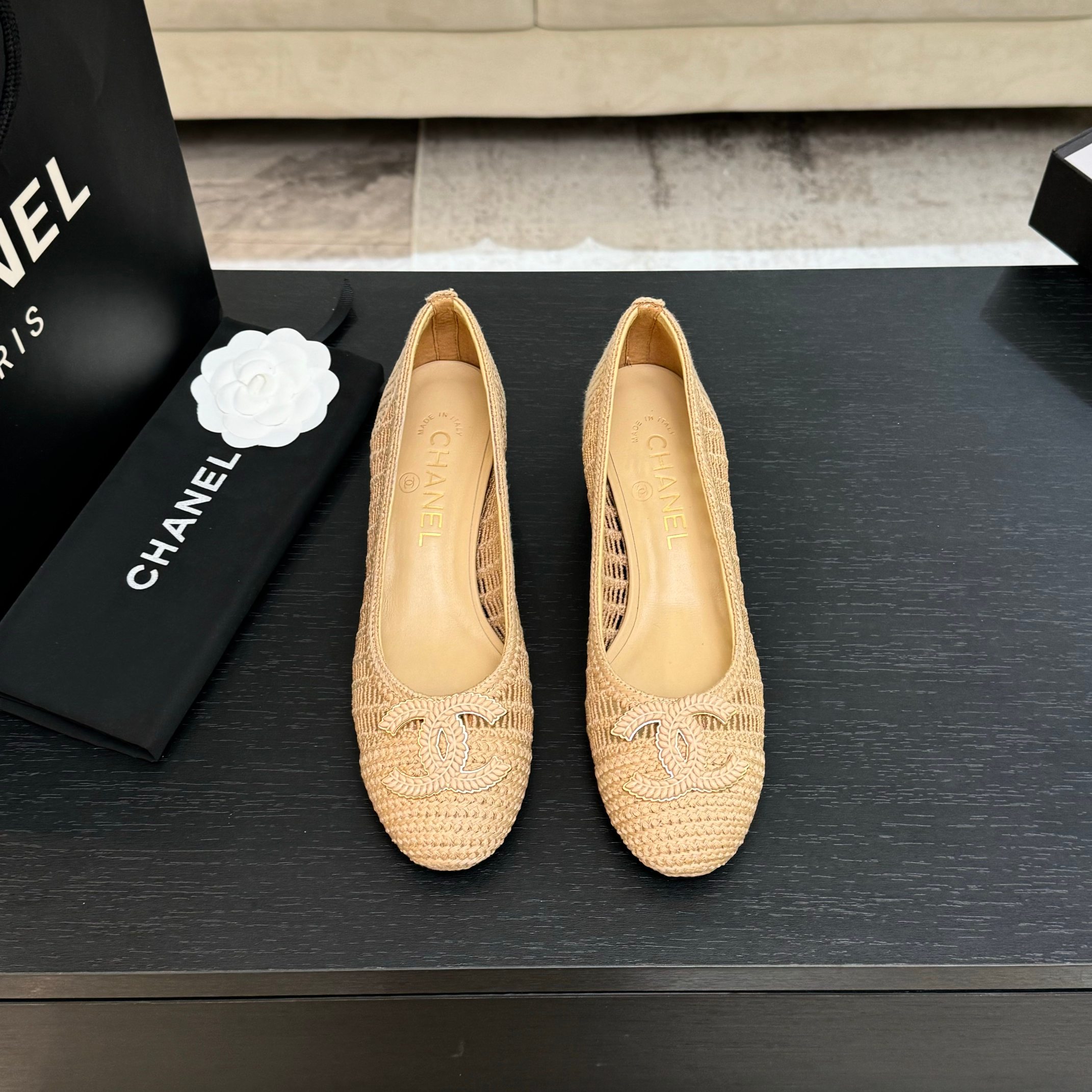NO:255003,Xiaoxiang Chanel25P's most beautiful woven ballet shoes, Rafia double C-buckle flat straw woven single shoes and high heels. Xiaoxiang's products are all high-quality!  The woven hollow design is full of summer flavor. You can already imagine how beautiful it is to wear a shirt and skirt in summer!  !  There was finally a pair of non-leather styles in the ballet shoe cabinet!  A pair of Rafia ballet shoes with closed eyes, the shoe shape is simple and practical, but it may turn into a celebrity style if you are not careful. The upper is original custom raffia fiber braid, inner foot pad sheepskin, sole Italian leather outsole, heel height 1cm/5cm, size 35-39 (34.40.41.42 custom made without return), ballet shoes, chanel, high heels, espadrilles, skirts, shirts, sheepskin, Leather soles19860909小香Chanel25P最美编织芭蕾舞鞋拉菲草双C扣平底草编单鞋高跟鞋 小香出品尽是精品！编织镂空的设计,满满夏日的味道.已经能想象夏天穿着衬衫裙子搭配它有多美了！！芭蕾舞鞋柜里终于有了一双非皮的款式！ 一双闭眼入的拉菲草芭蕾舞鞋,鞋型是简单实穿款,但一不小心也可能变成名媛风. 鞋面原版定制酒椰纤维编织 内里垫脚羊皮 鞋底意大利真皮大底 跟高1cm/5cm 码数35-39（34.40.41.42定做不退换）,芭蕾舞鞋,chanel,high heels,espadrilles,skirts,shirts,sheepskin,Leather soles,Women's Shoes