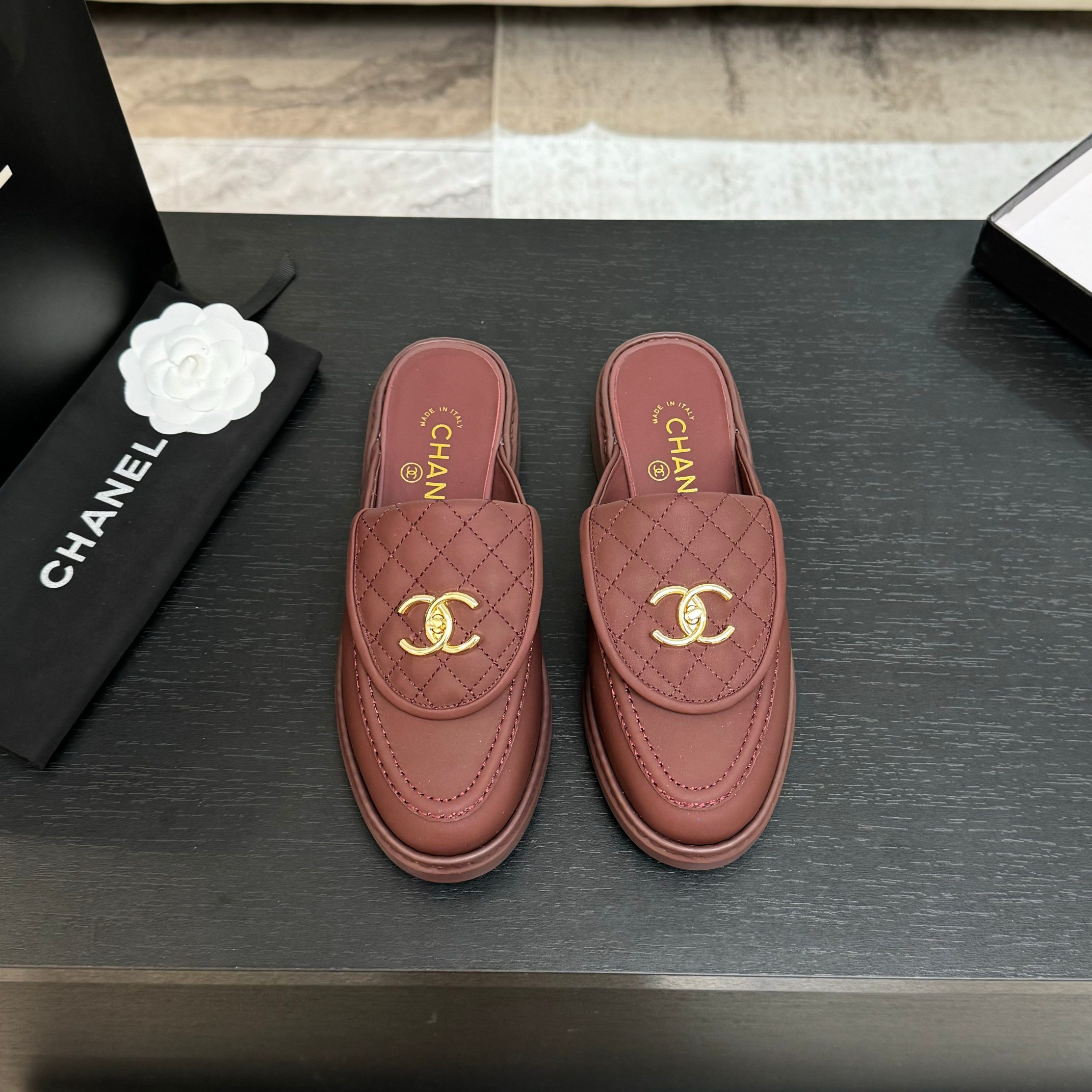 NO:254999,Chane* classic flip diamond half-drag loafers classic versatile style super literary style semi-drag loafers industry ceiling, really good-looking upper original sheepskin inner footbed silk sheepskin Italian leather outsole size 35-39 (34 41 42 customized), semi-drag, chanel, loafers, sheepskin, Leather soles19860909Chane*经典翻盖菱格半拖乐福鞋 经典百搭款 超级文艺风 半拖乐福鞋界天花板 上脚真的好乖 鞋面原版羊皮 内里垫脚丝绸羊皮 意大利真皮大底 码数35-39（34 41 42定做）,半拖,chanel,loafers,sheepskin,Leather soles,Women's Shoes