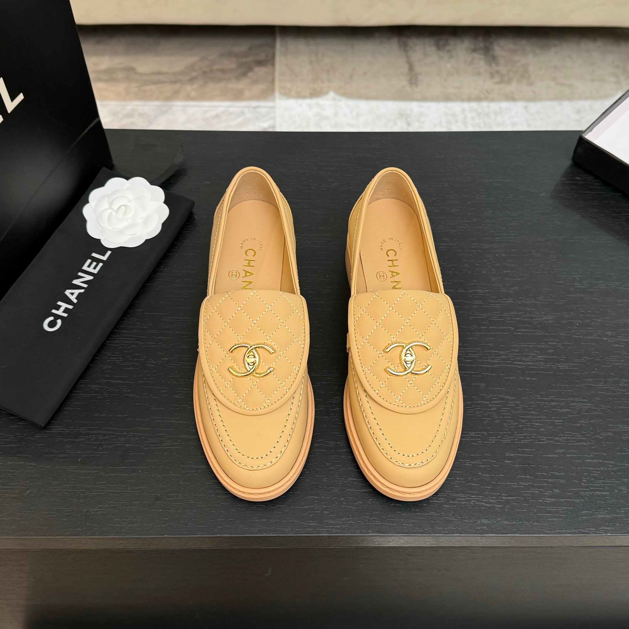 NO:254992,Chane* classic flip ringside loafers classic versatile style super literary style loafers industry ceiling, really good-looking upper upper original sheepskin inner footbed silk sheepskin Italian leather outsole size 35-39 (34 41 42 customized), loafers, chanel, loafers, sheepskin, Leather soles19860909Chane*经典翻盖菱格乐福鞋 经典百搭款 超级文艺风 乐福鞋界天花板 上脚真的好乖 鞋面原版羊皮 内里垫脚丝绸羊皮 意大利真皮大底 码数35-39（34 41 42定做）,乐福鞋,chanel,loafers,sheepskin,Leather soles,Women's Shoes