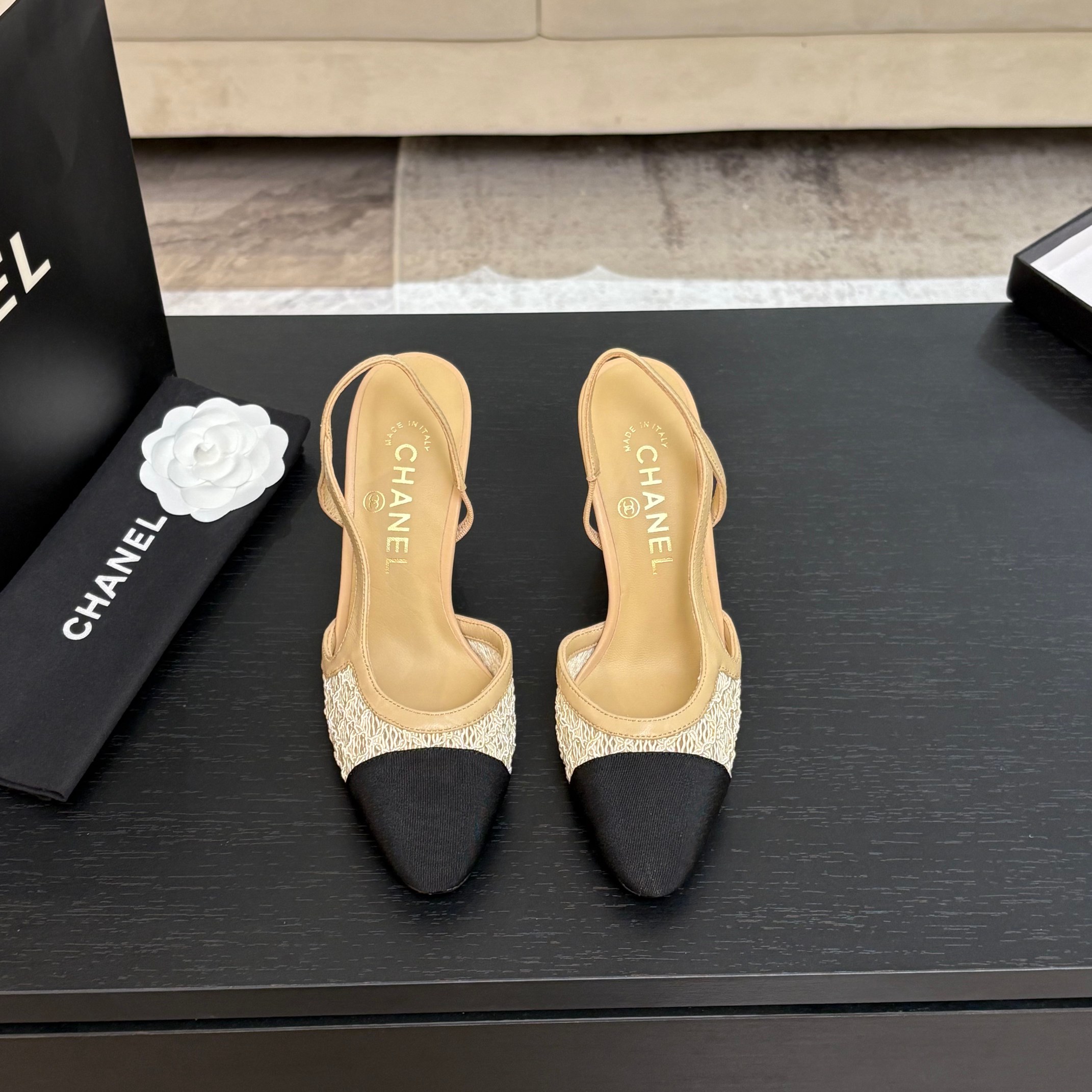 NO:404439,CHA*EL Xiaoxiang C Home 2025ss new popular king woven shoes A pair of Rafia woven ballet shoes with closed eyes is out of stock when it is launched. The shoe is simple and classic and practical. Various styles can be used as the finishing touch. A thousand-year-old classic model, a shoe that is popular every year. Celebrities and internet celebrities can be seen everywhere on the foot. Simple color matching, delicate small round toe, absolutely versatile and fashionable. Original custom-made upper, footbed sheepskin, original Italian leather outsole. Size 35-40 (34, 41, 42, 43, no return and exchange) The latest gift box packaging for packaging counter, sandals, chanel, sandals, espadrilles, sheepskin, Leather soles19860909CHA*EL小香C家 2025ss新品人气王编织鞋 一双闭眼入的拉菲草编芭蕾舞鞋 上市就断货 鞋型简单经典实穿 各种风格搭配都能起到点睛之笔 万年经典款,年年都火爆的一款鞋 明星网红上脚街拍随处可见,简约的拼色搭配,秀气的小圆头,绝对的百搭时尚 鞋面原版定制编制 垫脚羊皮 大底原版意大利真皮大底 码数35-40（34、41 、42、43定订,不退换) 包装专柜最新礼盒包装,凉鞋,chanel,sandals,espadrilles,sheepskin,Leather soles,Women's Shoes