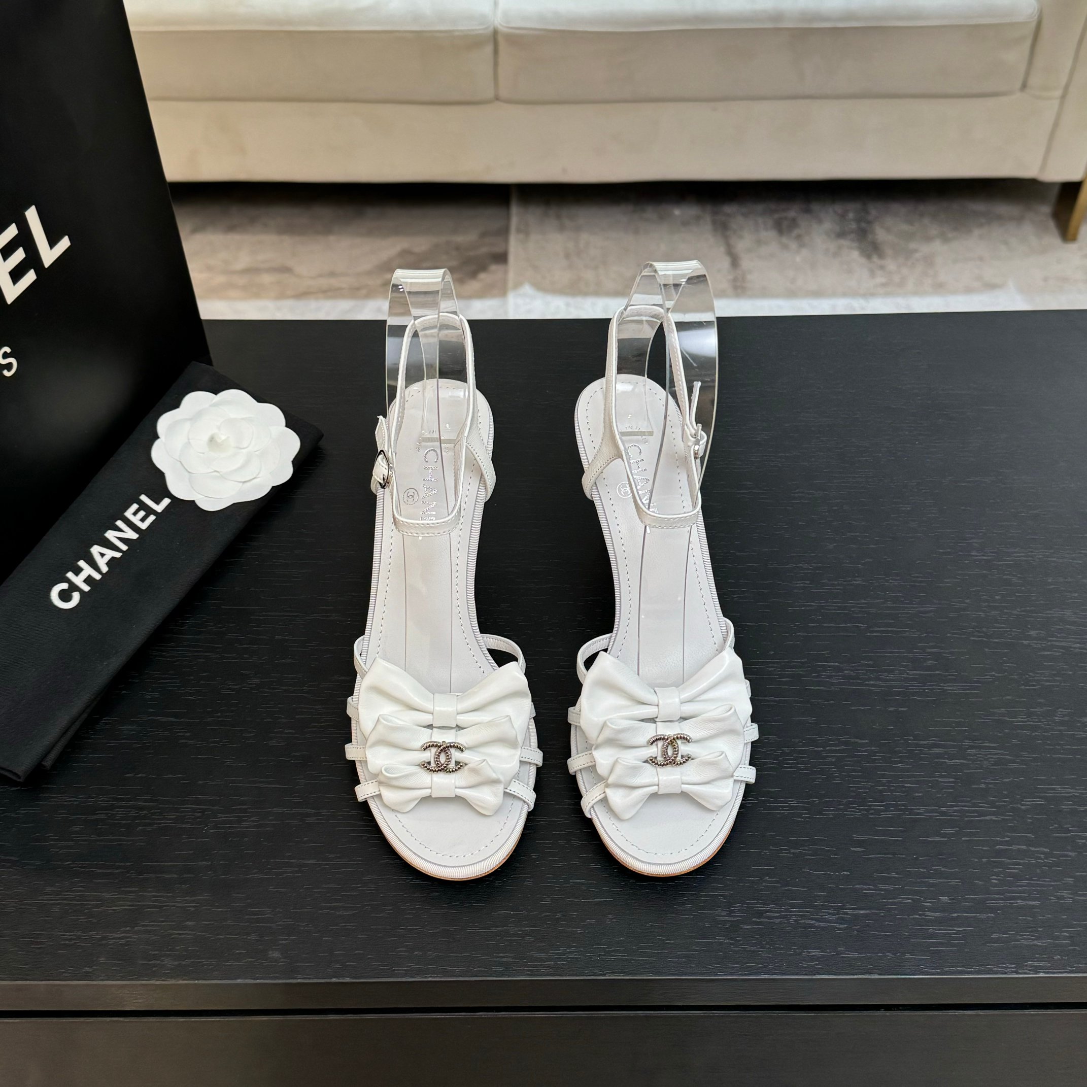 NO:404484,2025★★★★★★ Many celebrities are here to watch, a versatile series that domestic and foreign bloggers are popular with, a must-have for spring and summer wardrobe matching, the first choice for sandals. Diamond design exclusive to Xiangjia, upper sheepskin, inner lining: imported crystal sheepskin inner lining, original mold-open custom leather sole, shoe size: 35-39 (40, 41, custom-made, non-return and exchange) Delivery luxury latest counter synchronous packaging, high heels, sandals, chanel, sandals, high heels, sheepskin, Leather soles198609092025★★★★★ 众多明星网红上脚,国内外博主刷爆的一个百搭系列,春夏衣橱搭配必备 凉拖首选.菱格设计香家专属 鞋面羊皮  内里: 进口水晶羊皮内里 大底原版开模定制真皮大底 鞋码: 35-39（40、41、定做不退换） 配送豪华最新专柜同步包装,高跟鞋凉鞋,chanel,sandals,high heels,sheepskin,Leather soles,Women's Shoes