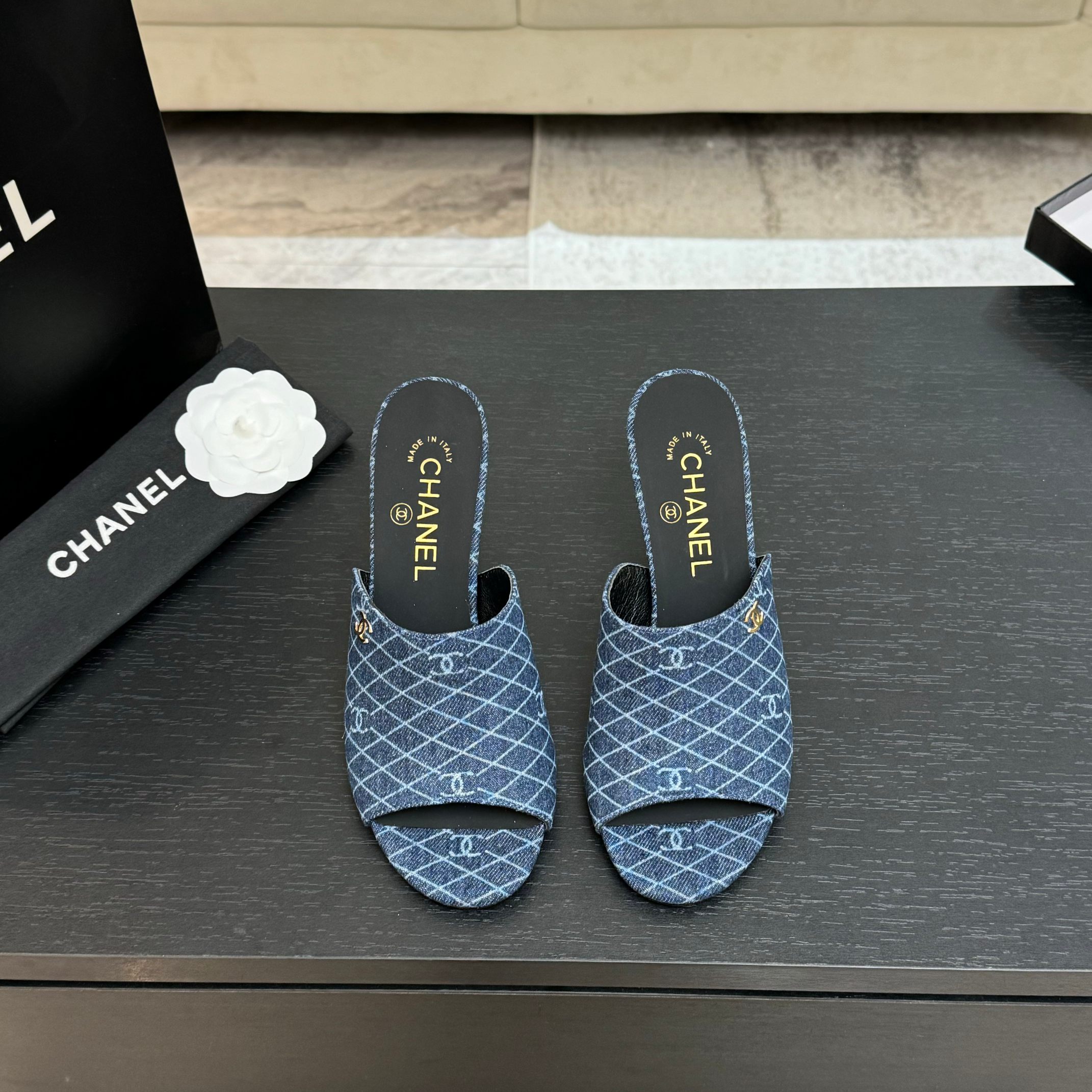 NO:404479,Chanel 2026 Early Spring Holiday Series Popular Xiaoxiang Double C Buckle Fish Mouth Mier High Heel Slippers Small Heels Sandals Simple and fashionable, the overall style is Muller style. This shoe shape does not have shoelaces or complex fixed structures, which is easy to put on and take off, and at the same time shows a simple and smooth sense of lines, which conforms to the modern fashion aesthetic. The bow-shaped high heel design increases the wearer's height and leg lines, and also gives the overall shape an elegant and sexy temperament. Upper cow patent leather, inner foot pad lambskin, sole Italian leather outsole, heel height 5.5cm/8.5cm, size 35-39 (40.41 custom made without return and exchange), high heels, chanel, high heels, slippers, sheepskin, Leather soles19860909Chanel 2026早春度假系列爆品小香双C扣鱼嘴蜜儿高跟拖鞋小矮跟凉拖鞋 简约时尚,整体采用穆勒鞋款式,这种鞋型没有鞋带或复杂的固定结构,穿脱方便,同时展现出简洁流畅的线条感,符合现代时尚审美. 弓形的高跟设计增加了穿着者的身高和腿部线条的美感,同时也赋予了整体造型优雅、性感的气质. 鞋面牛漆皮 内里垫脚小羊皮 鞋底意大利真皮大底 跟高5.5cm/8.5cm 码数35-39（40.41定做不退换）,高跟鞋拖鞋,chanel,high heels,slippers,sheepskin,Leather soles,Women's Shoes