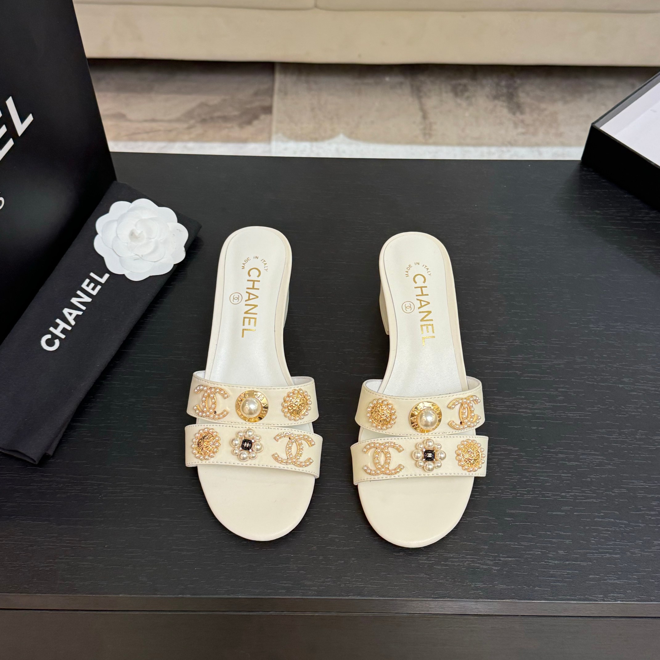 NO:404474,★★★★★★ Many celebrities are popular, a versatile series that domestic and foreign bloggers are popular with. A must-have for spring and summer wardrobe matching. The first choice for sandals. Diamond design exclusive to Xiangjia. Upper sheepskin. Inner: imported crystal sheepskin inner lining. Original mold-open custom leather sole. Shoe size: 35-39 (40, 41, custom-made, no return or exchange) Delivery luxury latest counter synchronous packaging. Slippers sandals, slippers sandals, chanel, sandals, slippers, sheepskin, Leather soles19860909★★★★★ 众多明星网红上脚,国内外博主刷爆的一个百搭系列,春夏衣橱搭配必备 凉拖首选.菱格设计香家专属 鞋面羊皮  内里: 进口水晶羊皮内里 大底原版开模定制真皮大底 鞋码: 35-39（40、41、定做不退换） 配送豪华最新专柜同步包装 拖鞋凉鞋,拖鞋凉鞋,chanel,sandals,slippers,sheepskin,Leather soles,Women's Shoes