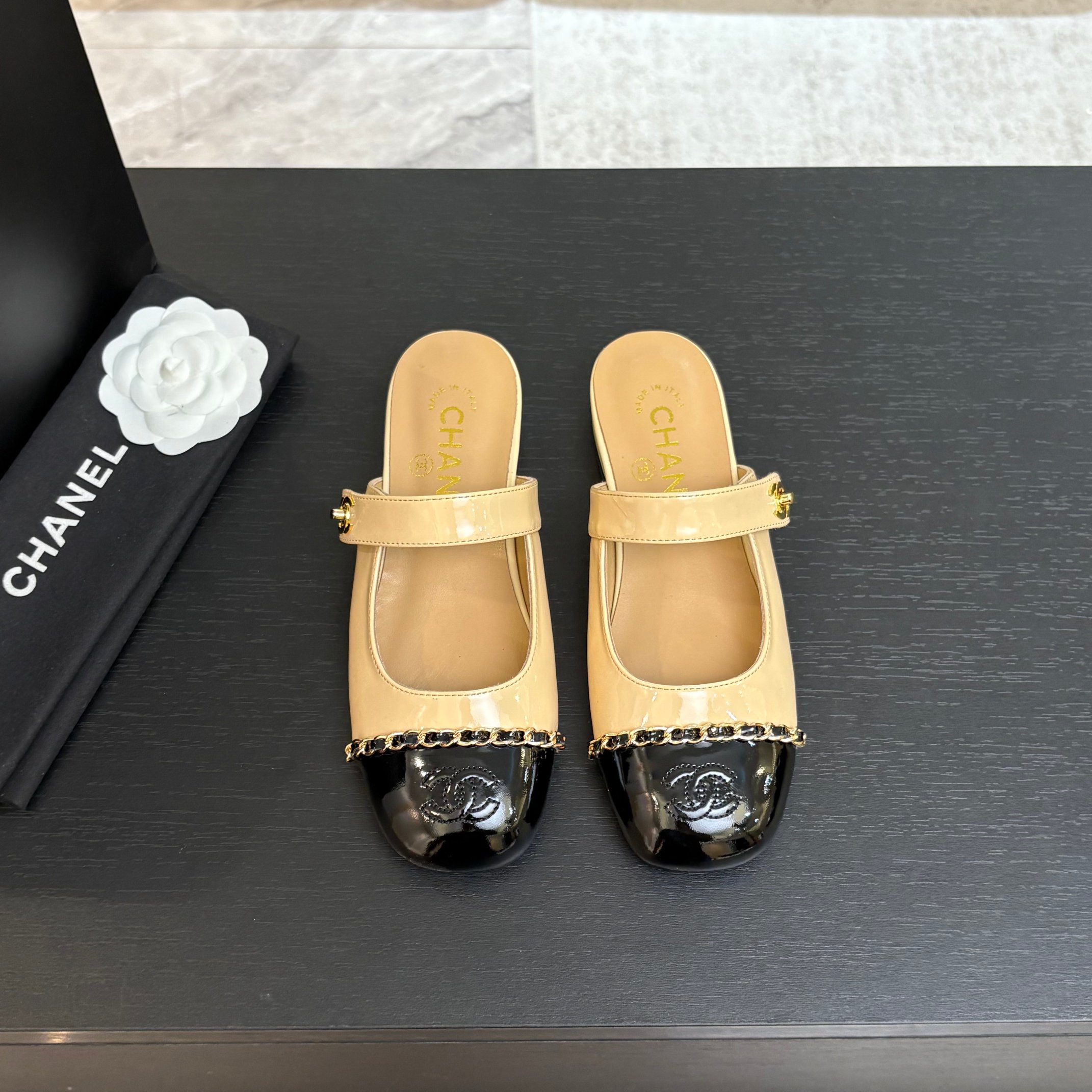 NO:404429,- 25Fw spring and summer new Chanel Xiaoxiang double C half slippers/ A versatile style that is not worn out. A super classic style. It is casual and exquisite. It is a sure-holding temperament. This year's beautiful spring and summer bonus!  Upper lambskin inner sheepskin inner high heel flat sole Italian leather outsole size 35-39 (40,41 custom made without return or exchange), semi-torque, chanel, slippers, sheepskin, Leather soles19860909- 25Fw春夏新款Chanel小香双C半拖鞋/ 穿不腻的百搭款式 超经典的一款 休闲中带着精致 气质拿捏稳妥 今年春夏绝美加分宝藏！ 鞋面小羊皮 内里羊皮内里 高跟平底 鞋底意大利真皮大底 码数35-39（40,41定制不退换）,半拖,chanel,slippers,sheepskin,Leather soles,Women's Shoes