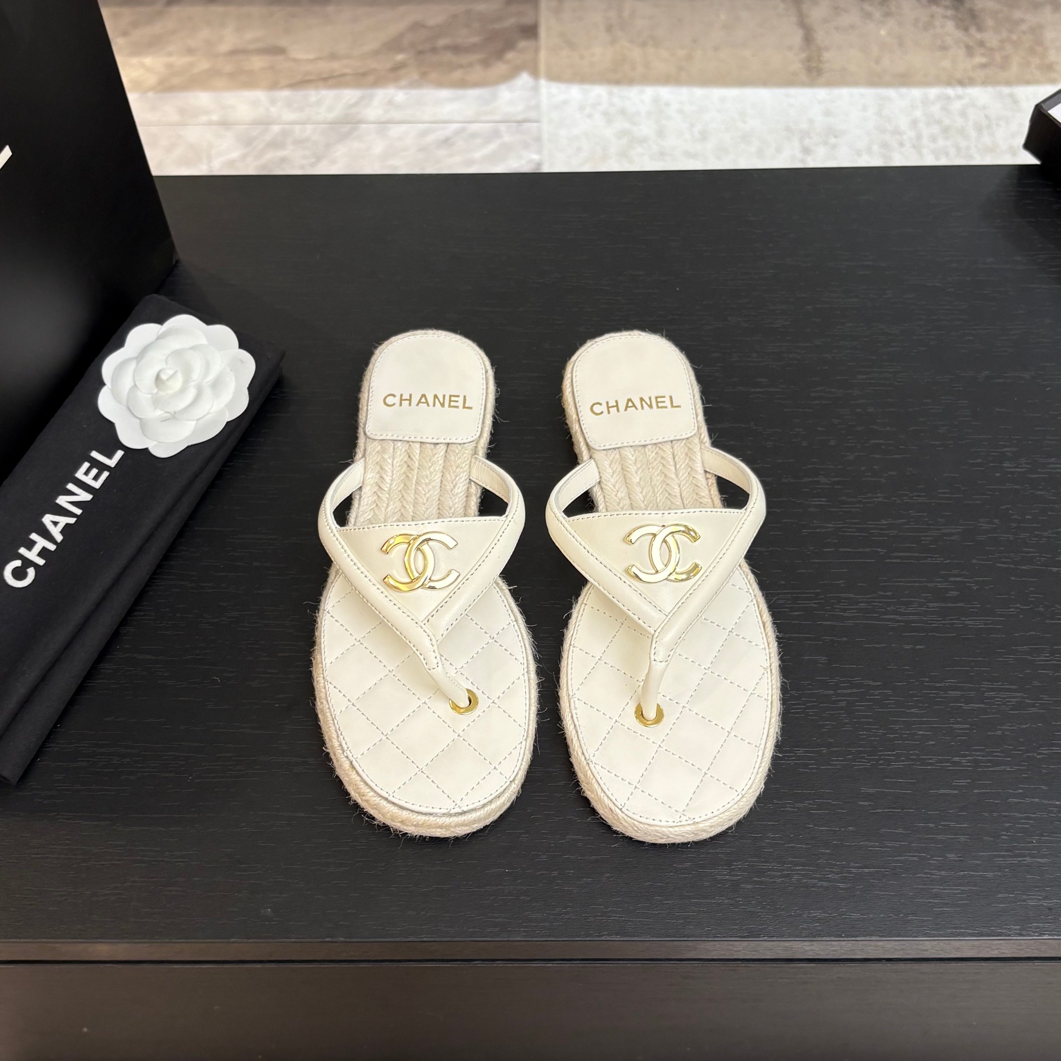 NO:404468,CHANE* ｜Xiaoxiang 25P spring and summer new product, double C-foot flip flops on the show, summer flip flops inexplicably make people feel free. The upper is inlaid with the double C logo, which is too exquisite and beautiful. It looks super delicate and white on the feet!  The upper is made of original custom leather. The inner foot pad is made of silk sheepskin. Hand-made hemp rope woven sole. Original 1:1 custom bottom. Size35-39 (customized by 40/41), split-toe shoes, chanel, sheepskin19860909CHANE* ｜小香25P春夏新品 秀场双C夹脚人字拖 夏天的人字拖莫名让人感到自由 鞋面镶嵌了双C标志 太精致了 也太好看了吧 上脚超秀气显白！ 鞋面选用原版定制皮料 内里垫脚采用丝绸羊皮 手工麻绳编织底 原版1:1定制底片 Size35-39（40/41定制）,分趾鞋,chanel,sheepskin,Women's Shoes