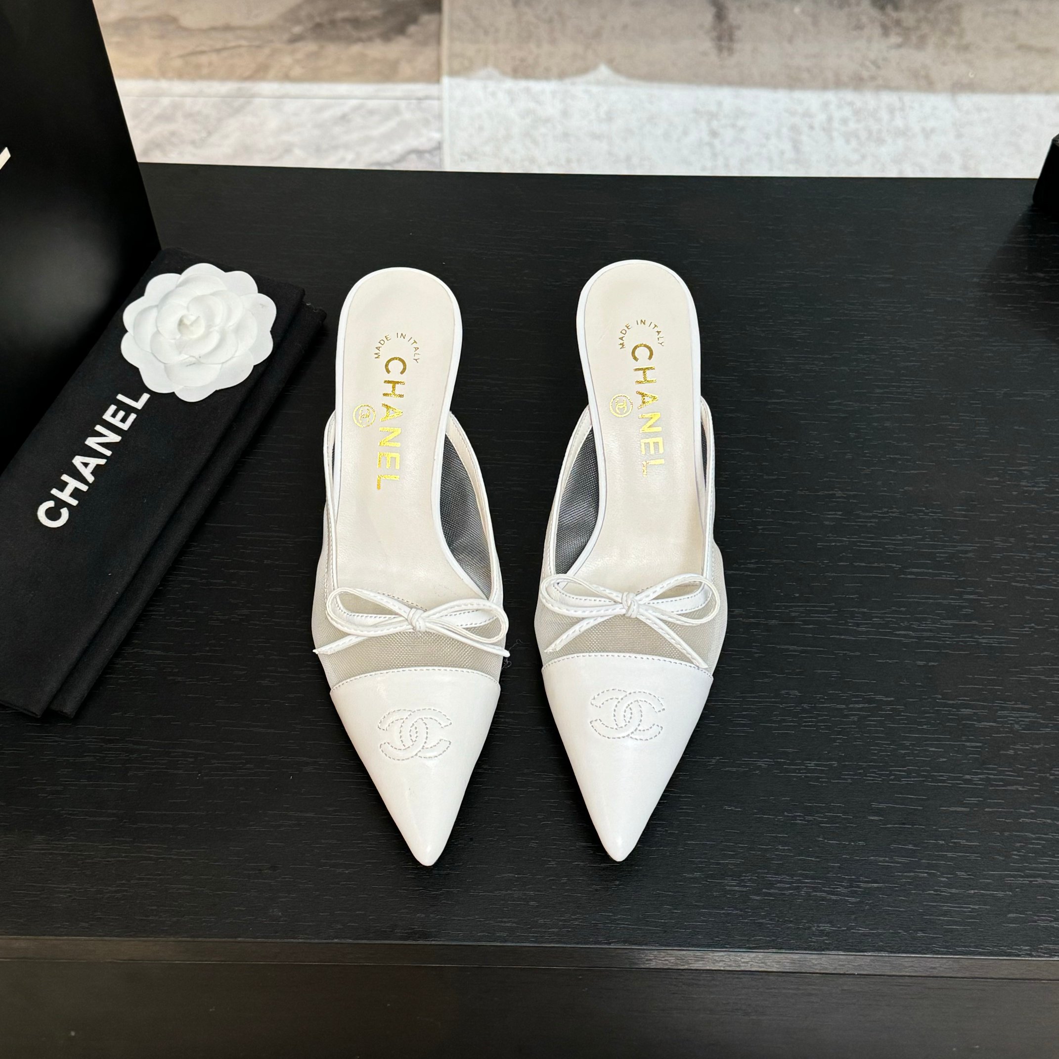 NO:928949,. CHANEL new handmade lambskin high-heeled half-slippers series show material details, original material, custom-made mixed sheepskin, mixed sheepskin lining, outsole, original Italian genuine leather outsole ┈┈┈┈┈┈★ ┈┈┈┈┈┈┈ Sides35-39 (40.41.42 custom-made, non-returnable)  Boutique packaging, high heels, chanel, high heels, slippers, sheepskin, Leather soles19860909.   CHANEL 新品手工坊小羊皮高跟半拖鞋系列 show material details进 材质原版定制进混种羊皮 内里混种羊皮 大底原版意大利真皮大底 ┈┈┈┈┈┈★ ┈┈┈┈┈┈┈ Sides35-39（40.41.42定做不退换） 精品包装,高跟鞋,chanel,high heels,slippers,sheepskin,Leather soles,Women's Shoes