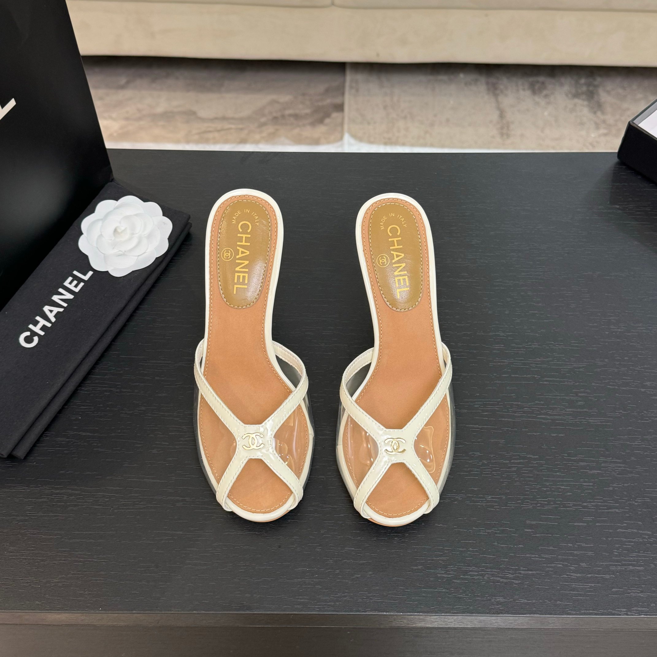 NO:747383,CHANE*｜Xiaoxiang 25P spring and summer new product mesh transparent rubber series double C high-heeled slippers This season's mesh film is breathtakingly beautiful!  Lace gives people a very mysterious feeling. It is hazy and cannot be seen clearly. Whether it is a dress or a skirt, when worn on a woman, the looming sexy look is very dreamy and romantic, playful and cute, full of temperament, yet fashionable and modern, showing a trace of elegance and charm!  This shoe satisfies all girls' fantasies about high heels. It has a girly look and can also look like a goddess!  The upper is made of customized imported transparent rubber, the inner tip is made of lambskin, the Italian imported cowhide outsole, the heel height is 7cm, zesi35-39 (customized 40/41), high heels, chanel, high heels, slippers, skirts, cowhide, sheepskin19860909CHANE*｜小香25P春夏新品 网纱透明胶系列双C高跟拖鞋 这一季的网胶片美得让人窒息！ 蕾丝给人以一种很神秘的感觉 朦胧看不清,不管是衣服还是裙子 穿在女人身上,若隐若现的小性感 很梦幻很浪漫,俏皮可爱,气质十足 又不失时尚现代感,透出丝丝优雅魅力！ 这款鞋满足了女生对高跟鞋的所有幻想 既有少女感,也可以穿出女神范！ 鞋面采用定制进口透明胶 内里踮脚均为小羊皮 意大利进口牛皮大底 跟高7cm zesi35-39（40/41定制）,高跟鞋,chanel,high heels,slippers,skirts,cowhide,sheepskin,Women's Shoes