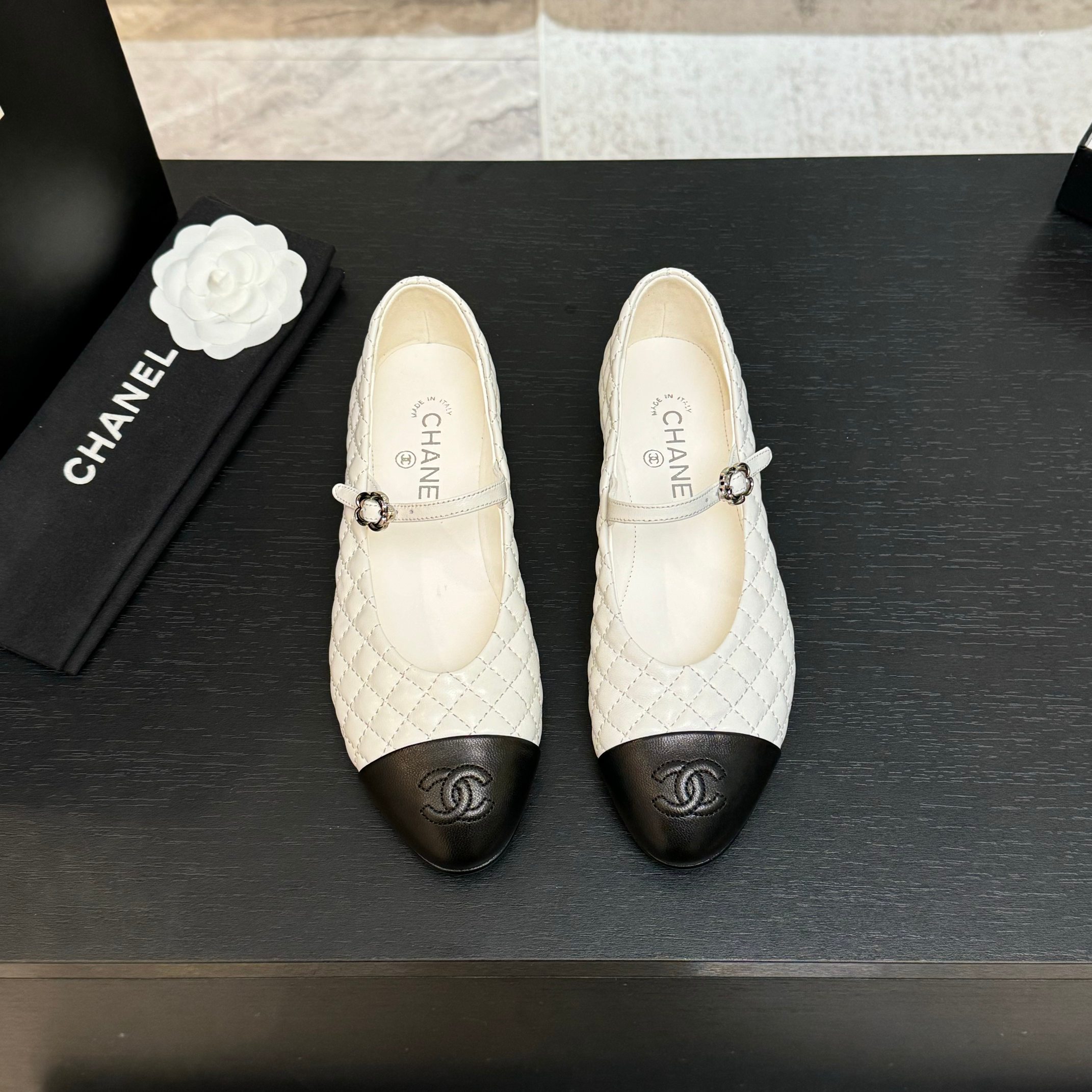 NO:421093,CHANE*｜Xiaoxiang 25C new product Camellia series Marie Zhen single shoes This season's camellia series is really beautiful. Grandma Xiang's usual elegant and famous temperament is full of high-end feeling!  It’s very nice to wear barefoot or paired with skirts or trousers, it’s very versatile!  Invincible beauty!  Special fairy, full of girly feeling, the upper is made of original custom leather, inner footbed mixed breed sheepskin Italian A-grade leather outsole Size35-39 (customized on 40/41), single shoes, chanel, mary jane, skirts, sheepskin, Leather soles19860909CHANE*｜小香25C新品 山茶花系列玛丽珍单鞋 这一季山茶花系列真的超美 香奶奶家一贯的优雅名媛气质 高级感十足！上脚非常nice～ 不管光脚穿或搭配裙装、裤装、 都非常百搭！无敌美！特别仙 少女感爆棚 鞋面采用原版定制皮料 内里垫脚混种羊皮 意大利A级真皮大底 Size35-39（40/41定制）,单鞋,chanel,mary jane,skirts,sheepskin,Leather soles,Women's Shoes