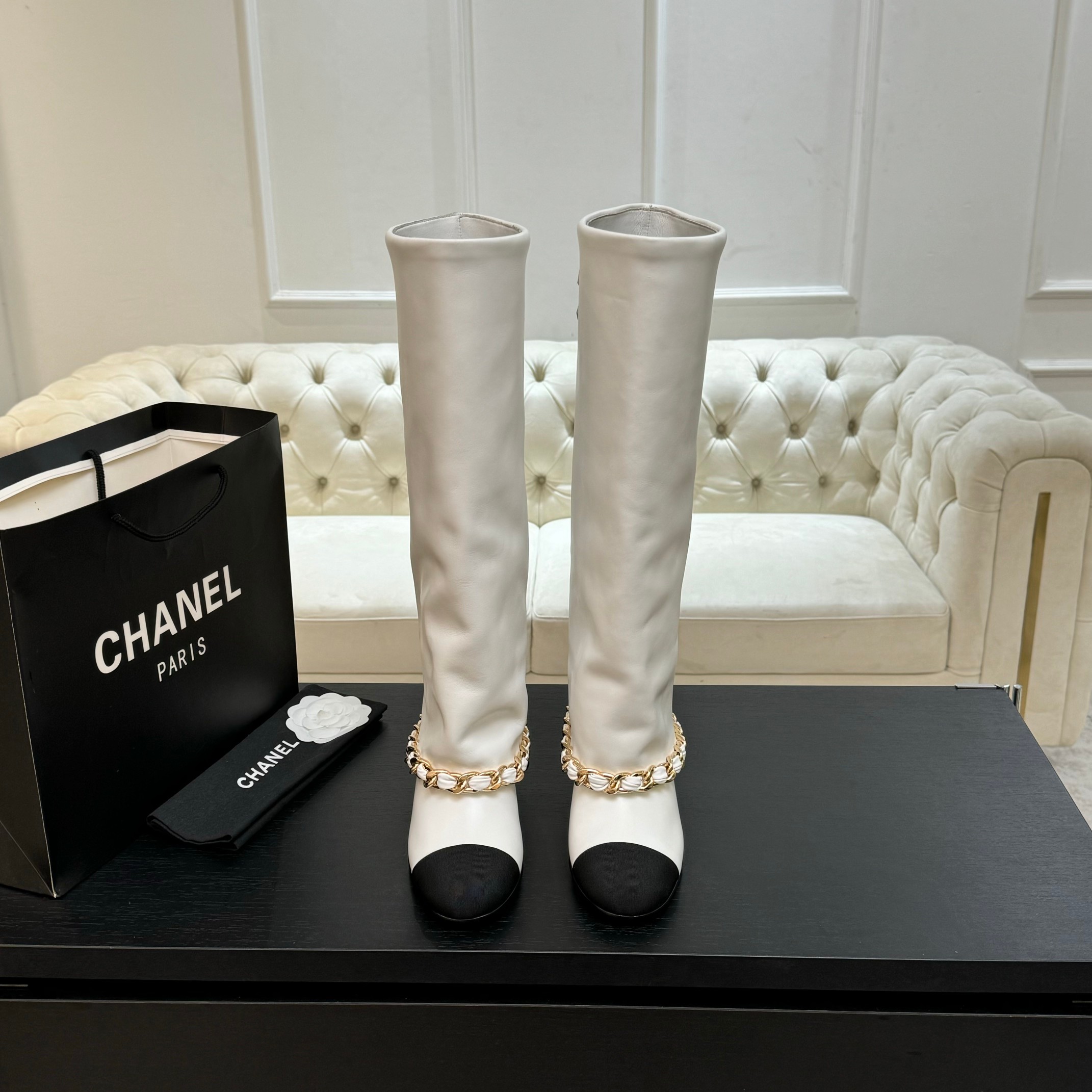 NO:466069,The new Chanel Xiaoxiang 25B autumn and winter catwalk big chain boots, thick heeled trouser boots, iconic large chain design, make the classic look beautiful!  The rough but exquisite metal chain surrounds the boot, achieving a delicate balance between hardness and softness, and collides with a strong and impactful spark of fashion. When walking, the chain sways gently with the pace, making a pleasant sound, and shows unrestrainedness in every move. The clever design of the middle heel not only ensures the comfort of wearing, whether it is matched with simple wide-leg pants. Create a casual and atmospheric workplace style or match it with short skirts and shorts to show the playfulness of youthfulness or slim jeans to interpret the casual and fashionable urban style, every step is on the aesthetic point. It is a 'hard product' that can be worn in the closet for ten years. Customized leather/lace/denim soles of Italian leather  Number of codes 35-39 (40.41 custom made without return), boots, chanel, boots, skirts, shorts, jeans, Leather soles19860909早秋新款Chanel 小香25B秋冬走秀款翻口大链条长靴 粗跟裤管靴 标志性的大链条设计,把经典玩出花！粗旷却不失精致的金属链条环绕靴筒,在硬朗与柔美间达到精妙平衡,碰撞出极具冲击力的时尚火花.行走时 链条随着步伐轻轻晃动,发出悦耳声响 举手投足间尽显潇洒不羁 .中跟的巧妙设计 既保证了穿着的舒适度,无论是搭配简约的阔腿裤.营造随性大气的职场风格 还是与短裙短裤相配 展露青春活力的俏皮感 亦或是配上修身牛仔裤 演绎休闲时尚的都市风情, 每一步都踩在审美点上 是衣橱里能穿十年的“硬货” 鞋面定制皮料/蕾丝/牛仔布 鞋底意大利真皮大底 码数35-39（40.41定做不退换）,靴子,chanel,boots,skirts,shorts,jeans,Leather soles,Women's Shoes