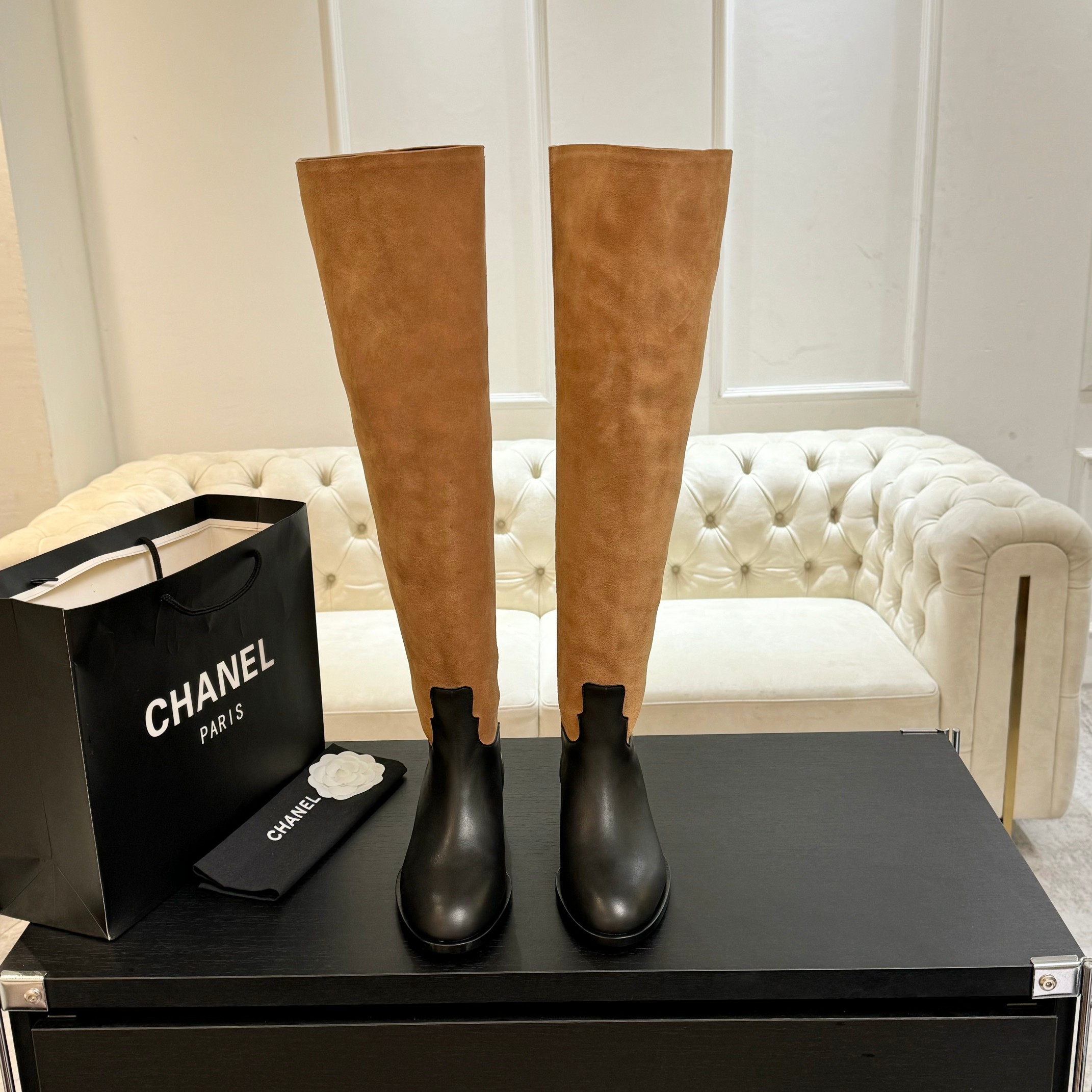 NO:442348,Purchase grade Chanel Xiaoxiang 25ss new autumn and winter round-toed short boots This thick sole has a very high outbound rate in European and American street photography, and the ins is also popular. The shoe last has been adjusted for a month. The overall smoothness of the line remains the same as the original version. It is really charming. I believe that women with taste will like it. The CHANE*L series will never disappoint. The goddess's weapon... Fabric: imported sheepskin/imported suede/imported titanium cow patent leather Inner: imported sheepskin foot pad: imported cowhide Outsole: Italian imported genuine leather sole Size#35-39 (40 41 custom made without return or exchange), boots, chanel, boots, cowhide, sheepskin, chamois leather, Leather soles19860909代购级 Chanel 小香 25ss 秋冬新款 圆头短靴 这款厚底在欧美街拍中出境率超高,ins也是火了一把,调鞋楦都调了一个月 整体线条流畅性保持跟原版一致,真的太有魅力了,我相信有品味的女人会看上它,CHANE*L系列一向不会令人失望,女神的利器…… 面料:进口绵羊皮/进口麂皮/进口胎牛漆皮 内里:进口羊皮 垫脚:进口牛皮 大底:意大利进口真皮大底 Size#35-39（40 41订做不退换）,靴子,chanel,boots,cowhide,sheepskin,chamois leather,Leather soles,Women's Shoes