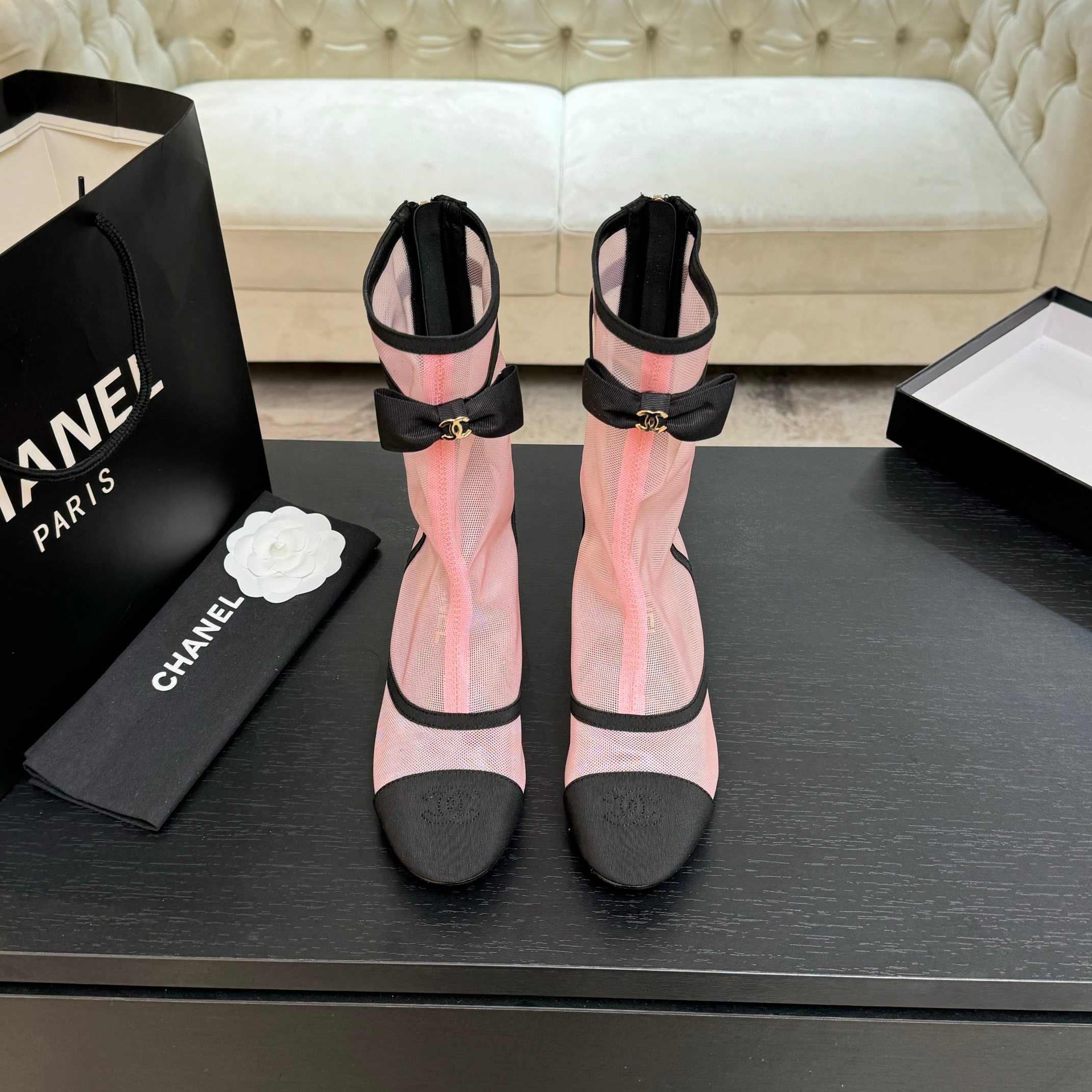 NO:466077,Chanel Xiaoxiang 25 new bow short boots are perfect whether paired with pants or skirts. The small square head design is very good to modify the feet. A must-have for little fairies!  Top mixed-bred sheepskin in the inner lining, imported cowhide, large sole, size 35-39, boots, chanel, boots, skirts, cowhide, sheepskin19860909Chanel 小香25新品蝴蝶结短靴 无论搭配裤装还是裙装都是完美 小方头的设计很好的修饰脚型 小仙女们必备！ 内里顶级混种羊皮 意大利进口牛皮大底 码数 35-39,靴子,chanel,boots,skirts,cowhide,sheepskin,Women's Shoes