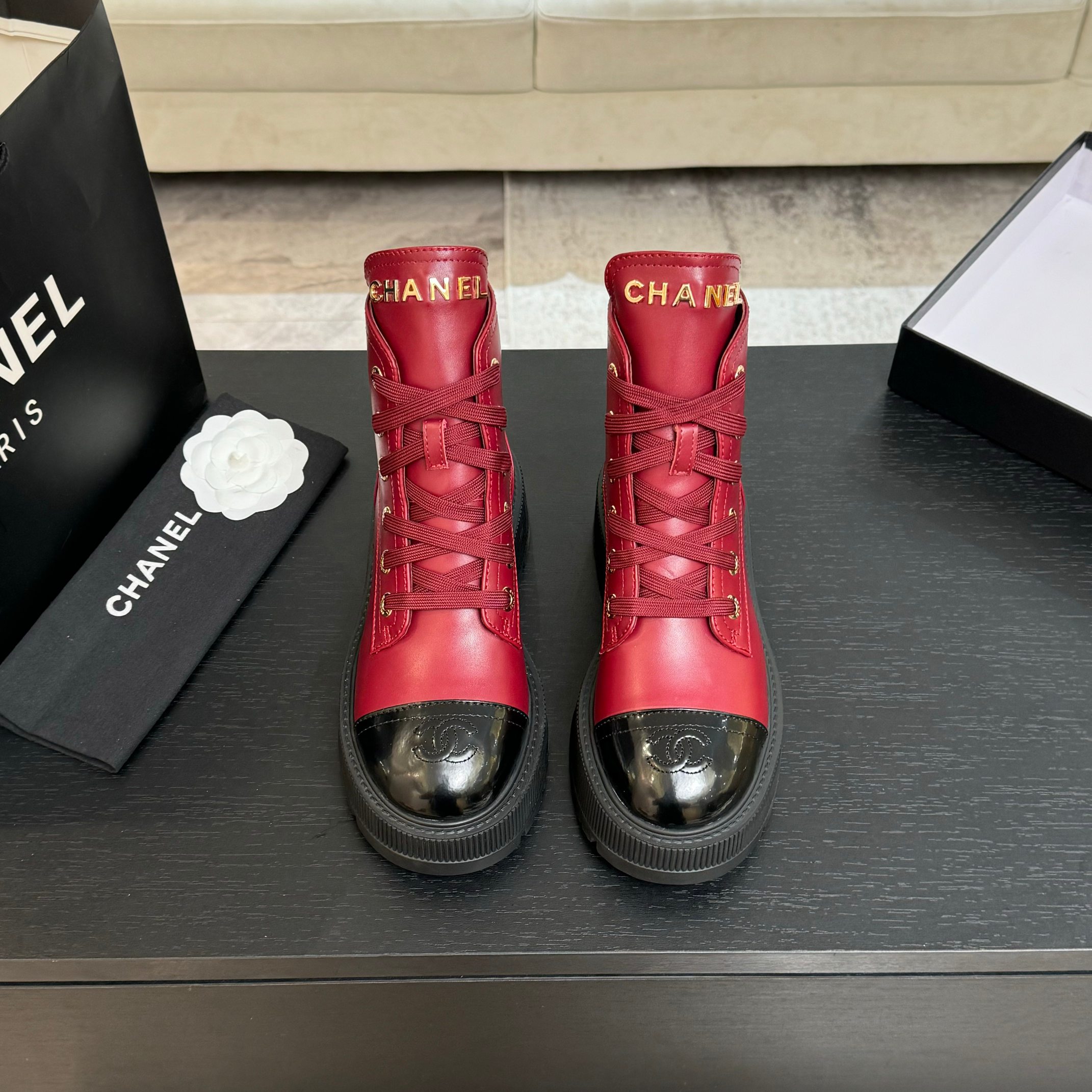 NO:466052,Purchase grade Chanel 25ss Early autumn New Martin boots on counter top quality ceiling [Perfect] This boot is really a small lucky star, thick sole 5cma, more refined diamond upper The dark flower logo of the toe and the heel logo are very unique, making the legs look thin, the key is that it is very comfortable to put on the feet. Imported cowhide upper, full grain mixed-bred sheepskin, outsole genuine open mold tpu outsole ~ heel height 5cm Size#35-41 (40 41 custom made without return), boots, chanel, boots, cowhide, sheepskin19860909代购级 Chanel 25ss 早秋 专柜新款马丁靴 天花板顶级品质[得意] 这款靴子真的是小个子福星,厚底5cma 更精致一点 菱格鞋面 鞋头的暗花logo还有后跟的logo都很别致,显腿瘦,关键是上脚很舒服 鞋面进口牛皮 内里全粒面混种羊皮 大底正品开模tpu大底～跟高5cm Size#35-41（40 41订做不退换）,靴子,chanel,boots,cowhide,sheepskin,Women's Shoes
