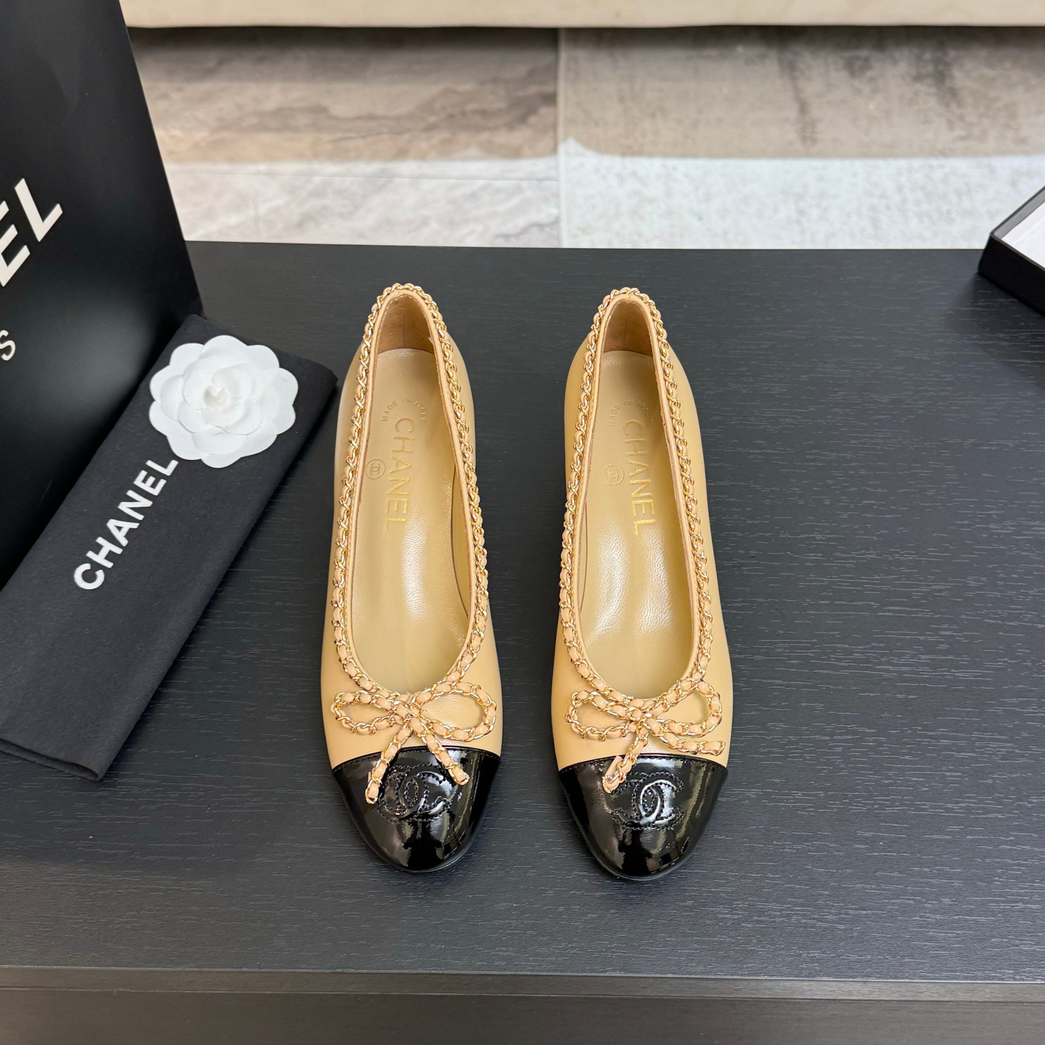 NO:466032,New Chanel 25B Little Fragrant Chain Bow Ballet Shoes Double C Single Shoes Flat/Rough Heel Denim Single Shoes A magical shoe full of fragrance. This year's popular bow decoration is matched with classic leather chain elements, high-end ladylike temperament. There are thousands of shoes. For office workers, comfort and versatility are the most important. Upper sheepskin/denim Inner footbed sheepskin Sole Italian leather outsole Heel high flat heel 1.5cm/Rough Heel 5cm Size 35-39 (40.41.42 Customized without return), boots, chanel, chanel, chanel, boots, sheepskin, Leather soles19860909早秋新款Chanel 香奈儿25B 小香链条蝴蝶结芭蕾舞鞋双C单鞋平底/粗跟牛仔布单鞋 一款充满香家气息的神鞋,今年爆火的蝴蝶结装饰搭配经典穿皮链条元素,高级的淑女气质 鞋子千千万,对于上班族来说,舒适和百搭最重要. 鞋面羊皮/牛仔布 内里垫脚羊皮 鞋底意大利真皮大底 跟高平跟1.5cm/粗跟5cm 码数35-39（40.41.42定做不退换）,靴子,chanel,chanel,chanel,boots,sheepskin,Leather soles,Women's Shoes