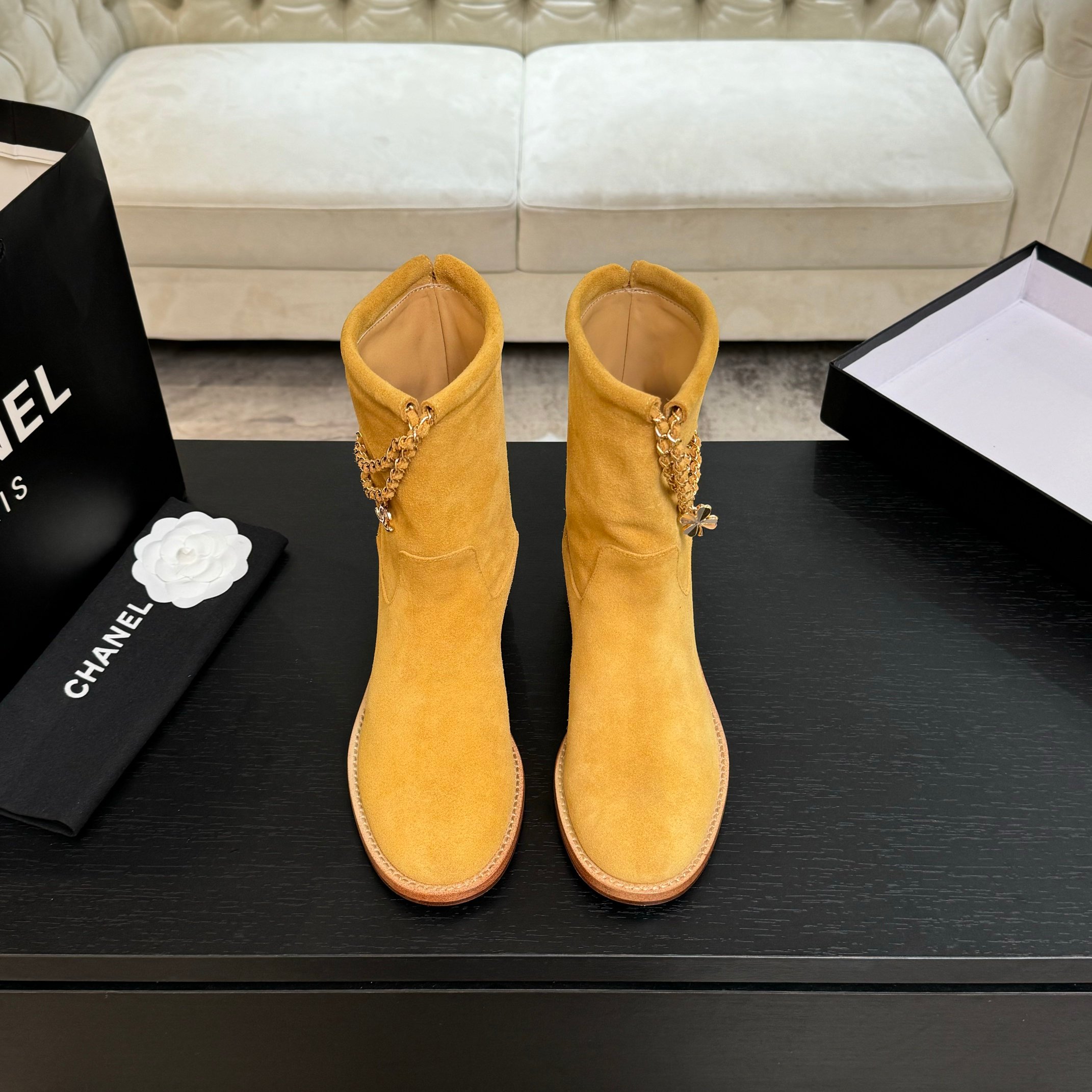 NO:466039,New autumn and winter Chanel Xiaoxiang 25B new four-leaf clover double C button chain boot suede boots. The iconic double C elements are cleverly combined with the lucky four-leaf clover, and the decoration of the chain adds a sense of casualness and unruly to the boots!  While walking, the chain sways gently exudes a unique charm. The design of short boots is simple and elegant. The right height of the boots can modify the ankle lines and show the elegance and ability of women. The long boots show their grandeur and nobleness, not only keep warm but also have a strong aura. It easily becomes the focus of everyone's attention. Whether it is a casual and fashionable daily style with jeans, or a dress to attend important occasions, this series of boots can be easily controlled, adding a lot of points to the overall outfit!  Upper cowhide/suede inner foot pad sheepskin sole Italian thickened leather outsole size 35-39 (40.41 custom made without return), boots, chanel, boots, skirts, jeans, cowhide, sheepskin, chamois leather, Leather soles19860909秋冬新款 Chanel小香25B新品四叶草双C扣链条靴子绒面短靴 标志性的双C元素与幸运的四叶草巧妙结合,链条的装饰为靴子增添了一份随性与不羁！ 在行走间 链条轻轻晃动 散发着独特的魅力. 短靴的设计简洁大方 恰到好处的靴筒高度,能够修饰脚踝线条 展现出女性的优雅与干练. 而长靴则尽显大气与高贵,不仅保暖 ,气场十足.轻松成为众人瞩目的焦点. 无论是搭配牛仔裤打造休闲时尚的日常造型,还是与连衣裙组合 出席重要场合.这一系列靴子都能轻松驾驭 为整体穿搭加分不少！ 鞋面牛皮/麂皮 内里垫脚羊皮 鞋底意大利加厚真皮大底 码数35-39（40.41定做不退换）,靴子,chanel,boots,skirts,jeans,cowhide,sheepskin,chamois leather,Leather soles,Women's Shoes