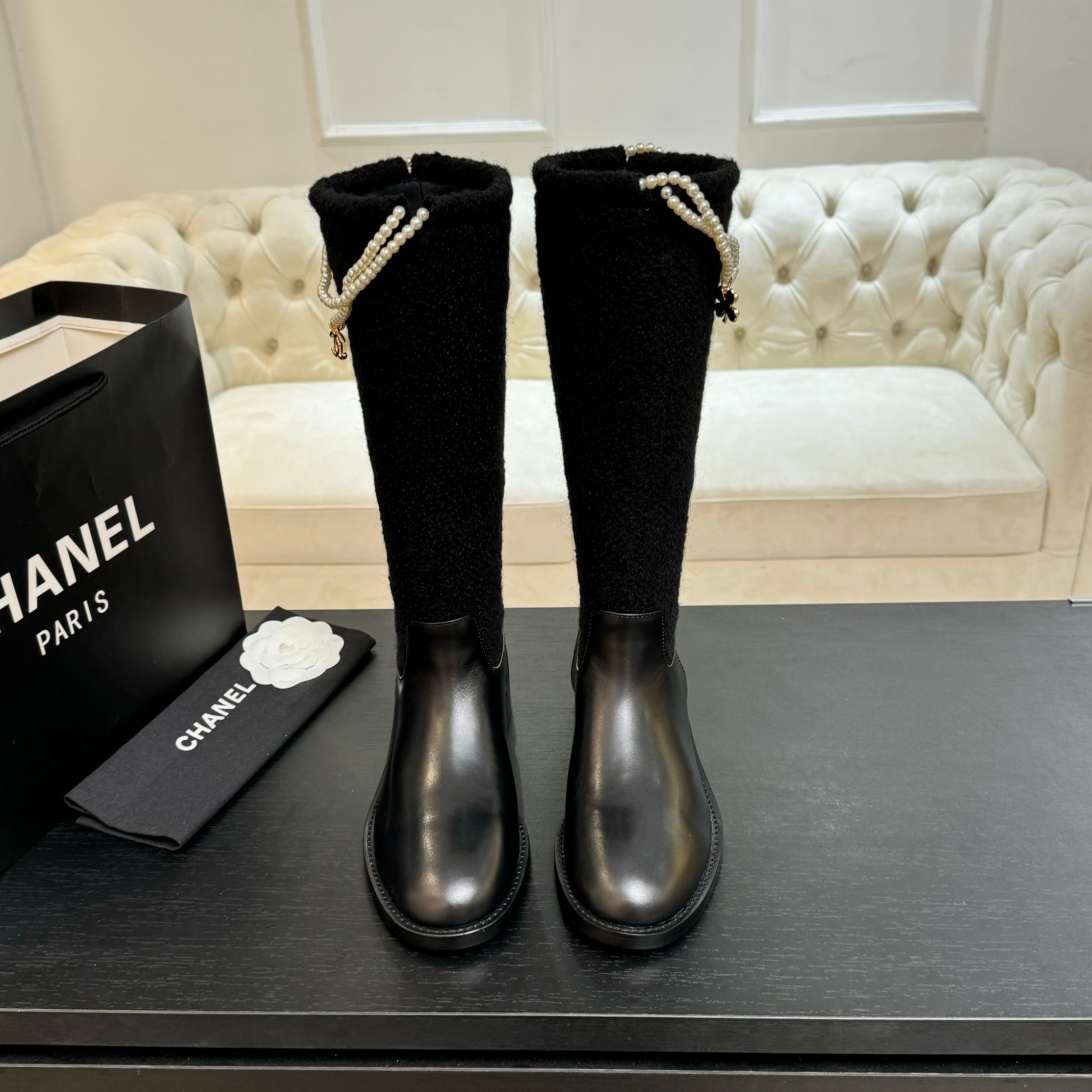 NO:466046,New autumn and winter Chanel Xiaoxiang 25B new four-leaf clover double C button chain boot suede boots. The iconic double C elements are cleverly combined with the lucky four-leaf clover, and the decoration of the chain adds a sense of casualness and unruly to the boots!  While walking, the chain sways gently exudes a unique charm. The design of short boots is simple and elegant. The right height of the boots can modify the ankle lines and show the elegance and ability of women. The long boots show their grandeur and nobleness, not only keep warm but also have a strong aura. They easily become the focus of attention. Whether it is a casual and fashionable daily style with jeans, or a dress to attend important occasions, this series of boots can be easily controlled, adding a lot of points to the overall outfit!  Custom fabric of upper, inner foot pad sheepskin, sole, Italian leather outsole, size 35-39 (40.41 custom made without return), boots, chanel, boots, shoes, jeans, sheepskin, Leather soles19860909秋冬新款 Chanel小香25B新品四叶草双C扣链条靴子绒面短靴 标志性的双C元素与幸运的四叶草巧妙结合,链条的装饰为靴子增添了一份随性与不羁！ 在行走间 链条轻轻晃动 散发着独特的魅力. 短靴的设计简洁大方 恰到好处的靴筒高度,能够修饰脚踝线条 展现出女性的优雅与干练. 而长靴则尽显大气与高贵,不仅保暖 ,气场十足.轻松成为众人瞩目的焦点. 无论是搭配牛仔裤打造休闲时尚的日常造型,还是与连衣裙组合 出席重要场合.这一系列靴子都能轻松驾驭 为整体穿搭加分不少！ 鞋面定制面料 内里垫脚羊皮 鞋底意大利真皮大底 码数35-39（40.41定做不退换）,靴子,chanel,boots,skirts,jeans,sheepskin,Leather soles,Women's Shoes