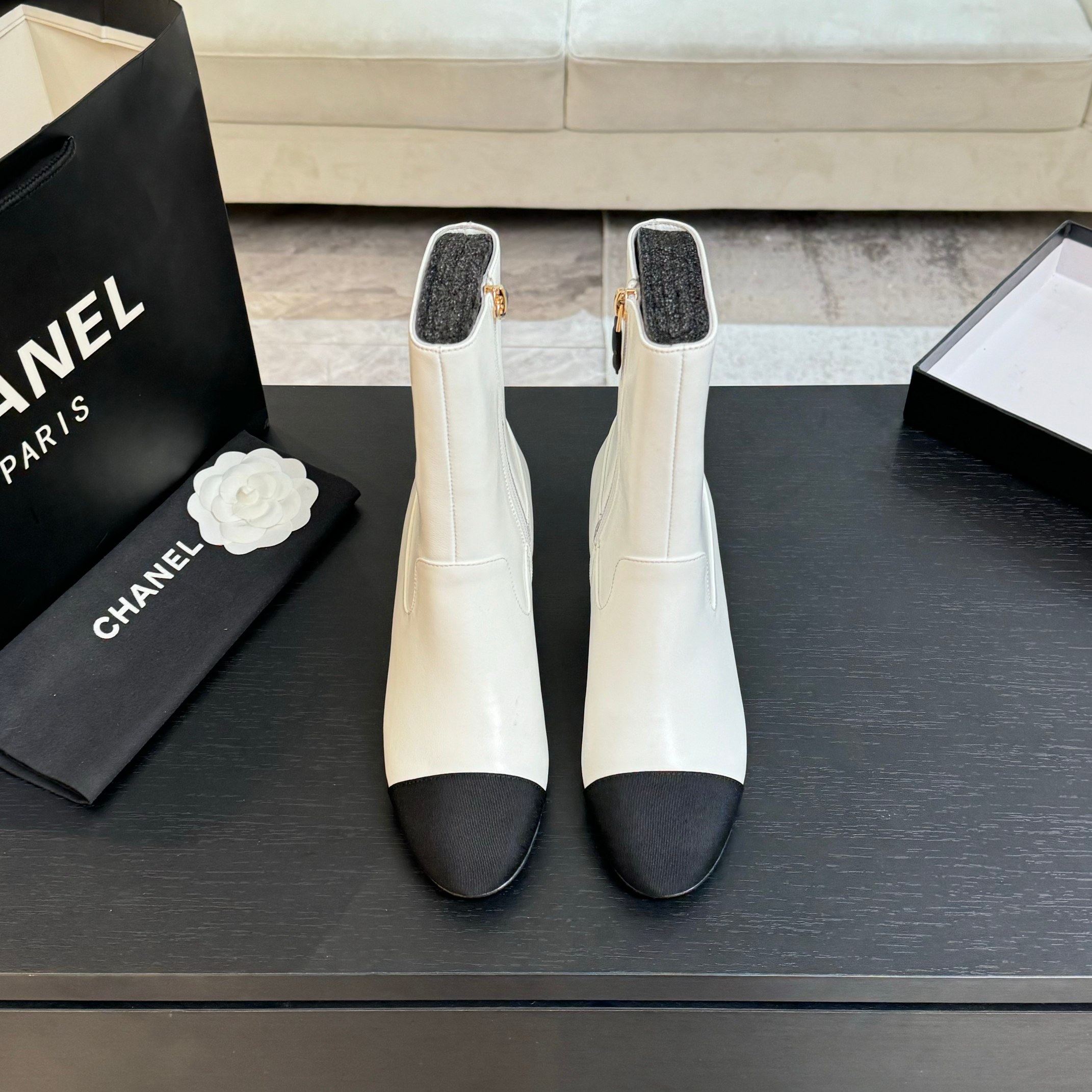 NO:466015,A's favorite pair of high-enhancing short boots, beautiful and popular shoes, counter [authentic] version!  !  This season’s new Xiaoxiang style is really beautiful, I really love it at first sight. The classic combination is really super unique!  Retro and fashionable, it matches it with pants, sweatshirts or skirts!  How to wear it, the more you like it, the more you like it. Official catalogue: 35-39 (40 custom made without return and exchange) Heel height is about 4.5cm Color: As shown in the picture, all equipped with genuine Italian packaging, boots, boots, hoodie, sweatshirts, skirts19860909A年度最爱一双增高短靴绝美爆款鞋 专柜【正品级】版本！！ 这一季小香新款真的太好看了, 真的一眼爱了 经典的搭配,真的超级有个性！ 复古又时髦,无论搭配裤子卫衣或裙子都超级搭！怎么穿怎么好看,越爱越喜欢 官方目录 码数35-39(40订做不退换) 跟高约4.5cm 颜色:如图 均配意大利正品包装,靴子,boots,hoodie,sweatshirts,skirts,Women's Shoes