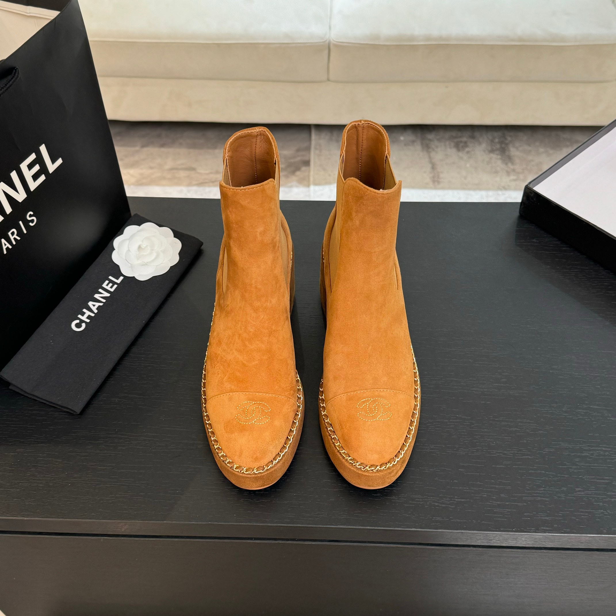 NO:466023,A's favorite pair of high-enhancing short boots, beautiful and popular shoes, counter [authentic] version!  !  This season’s new Xiaoxiang style is really beautiful, I really love it at first sight. The classic combination is really super unique!  Retro and fashionable, it matches it with pants, sweatshirts or skirts!  How to wear it, the more you like it, the more you like it. Official catalogue: 35-39 (40 custom made without return and exchange) Heel height is about 6.5cm Color: As shown in the picture, all equipped with genuine Italian packaging, boots, boots, hoodie, sweatshirts, skirts19860909A年度最爱一双增高短靴绝美爆款鞋 专柜【正品级】版本！！ 这一季小香新款真的太好看了, 真的一眼爱了 经典的搭配,真的超级有个性！ 复古又时髦,无论搭配裤子卫衣或裙子都超级搭！怎么穿怎么好看,越爱越喜欢 官方目录 码数35-39(40订做不退换) 跟高约6.5cm 颜色:如图 均配意大利正品包装,靴子,boots,hoodie,sweatshirts,skirts,Women's Shoes