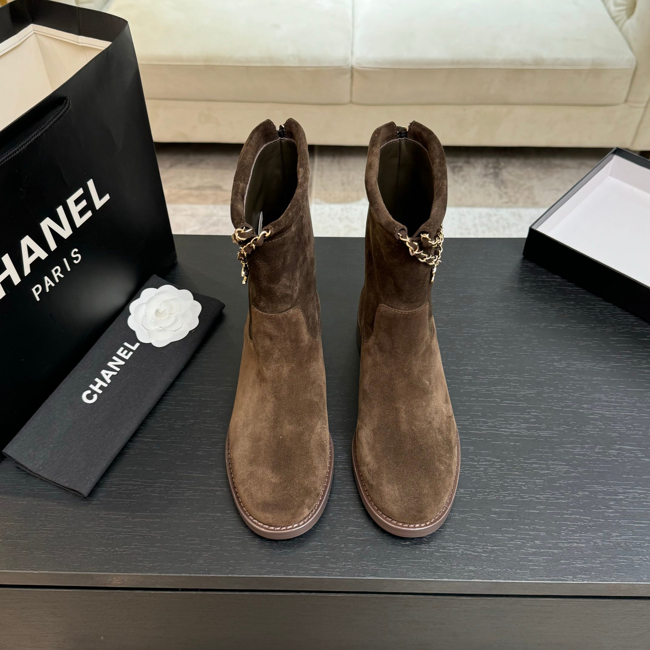 NO:466019,High-version, new autumn and winter style, Chanel Xiaoxiang 25B new four-leaf clover double C button chain boots suede boots. The iconic double C elements are cleverly combined with the lucky four-leaf clover, and the decoration of the chain adds a sense of casualness and unruly to the boots!  While walking, the chain sways gently exudes a unique charm. The design of short boots is simple and elegant. The right height of the boots can modify the ankle lines and show the elegance and ability of women. The long boots show their grandeur and nobleness, not only keep warm but also have a strong aura. It easily becomes the focus of everyone's attention. Whether it is a casual and fashionable daily style with jeans, or a dress to attend important occasions, this series of boots can be easily controlled, adding a lot of points to the overall outfit!  Custom fabric of upper, inner foot pad sheepskin, sole, Italian leather outsole, size 35-39 (40.41 custom made without return), boots, chanel, boots, shoes, jeans, sheepskin, Leather soles19860909高版本 秋冬新款 Chanel小香25B新品四叶草双C扣链条靴子绒面短靴 标志性的双C元素与幸运的四叶草巧妙结合,链条的装饰为靴子增添了一份随性与不羁！ 在行走间 链条轻轻晃动 散发着独特的魅力. 短靴的设计简洁大方 恰到好处的靴筒高度,能够修饰脚踝线条 展现出女性的优雅与干练. 而长靴则尽显大气与高贵,不仅保暖 ,气场十足.轻松成为众人瞩目的焦点. 无论是搭配牛仔裤打造休闲时尚的日常造型,还是与连衣裙组合 出席重要场合.这一系列靴子都能轻松驾驭 为整体穿搭加分不少！ 鞋面定制面料 内里垫脚羊皮 鞋底意大利真皮大底 码数35-39（40.41定做不退换）,靴子,chanel,boots,skirts,jeans,sheepskin,Leather soles,Women's Shoes