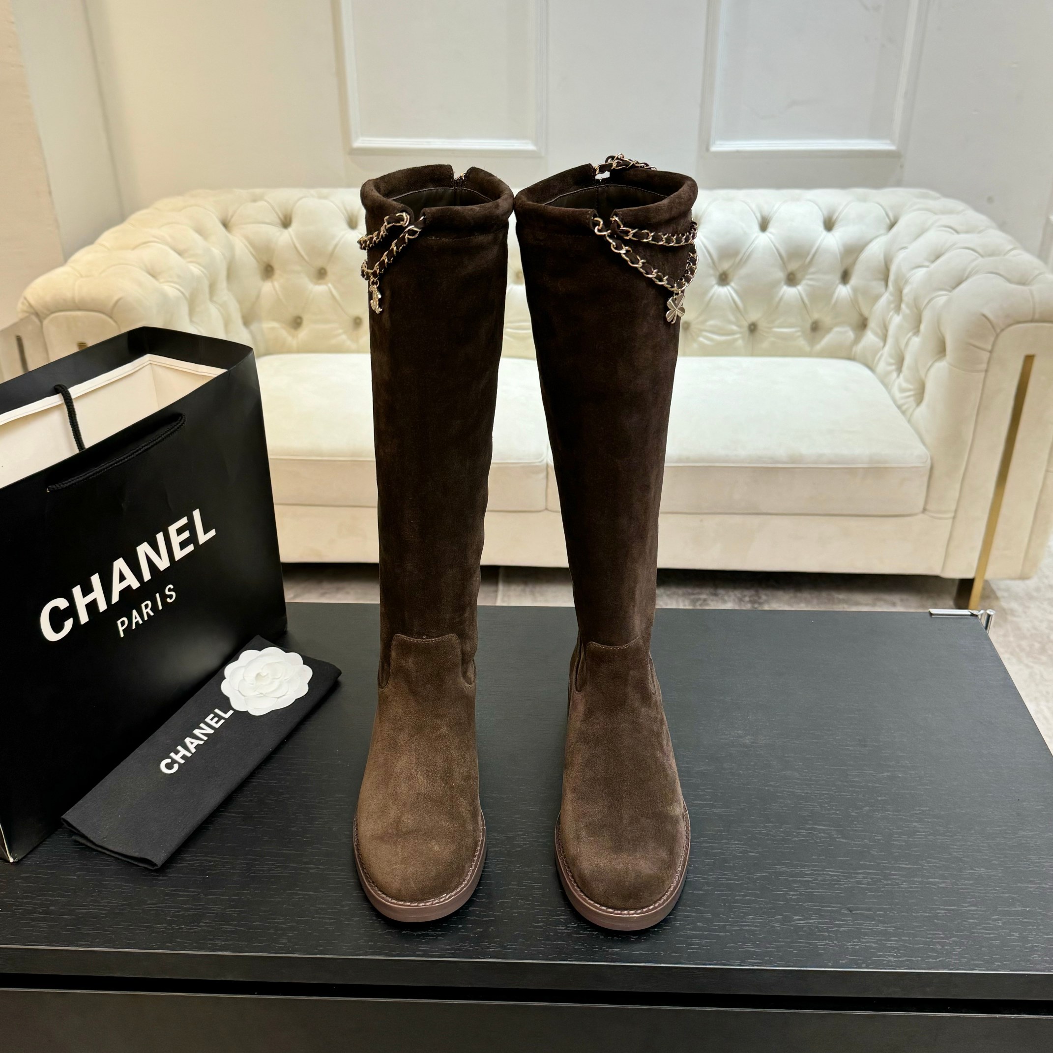 NO:466027,High-version, new autumn and winter style, Chanel Xiaoxiang 25B new four-leaf clover double C button chain boots suede boots. The iconic double C elements are cleverly combined with the lucky four-leaf clover, and the decoration of the chain adds a sense of casualness and unruly to the boots!  While walking, the chain sways gently exudes a unique charm. The design of short boots is simple and elegant. The right height of the boots can modify the ankle lines and show the elegance and ability of women. The long boots show their grandeur and nobleness, not only keep warm but also have a strong aura. It easily becomes the focus of everyone's attention. Whether it is a casual and fashionable daily style with jeans, or a dress to attend important occasions, this series of boots can be easily controlled, adding a lot of points to the overall outfit!  Upper cowhide/suede inner foot pad sheepskin sole Italian thickened leather outsole size 35-39 (40.41 custom made without return), boots, chanel, boots, skirts, jeans, cowhide, sheepskin, chamois leather, Leather soles19860909高版本 秋冬新款 Chanel小香25B新品四叶草双C扣链条靴子绒面短靴 标志性的双C元素与幸运的四叶草巧妙结合,链条的装饰为靴子增添了一份随性与不羁！ 在行走间 链条轻轻晃动 散发着独特的魅力. 短靴的设计简洁大方 恰到好处的靴筒高度,能够修饰脚踝线条 展现出女性的优雅与干练. 而长靴则尽显大气与高贵,不仅保暖 ,气场十足.轻松成为众人瞩目的焦点. 无论是搭配牛仔裤打造休闲时尚的日常造型,还是与连衣裙组合 出席重要场合.这一系列靴子都能轻松驾驭 为整体穿搭加分不少！ 鞋面牛皮/麂皮 内里垫脚羊皮 鞋底意大利加厚真皮大底 码数35-39（40.41定做不退换）,靴子,chanel,boots,skirts,jeans,cowhide,sheepskin,chamois leather,Leather soles,Women's Shoes