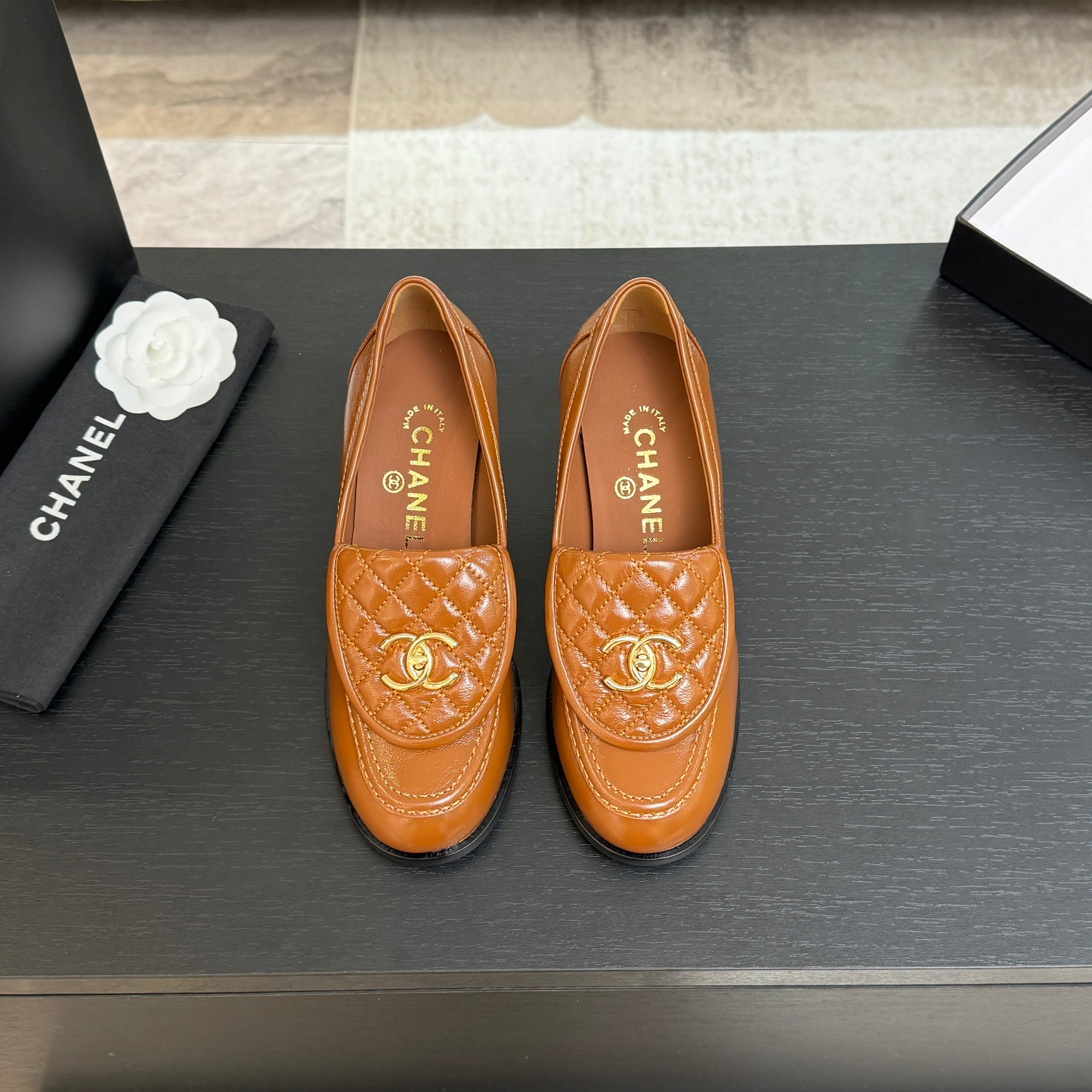 NO:630838,Chane* classic flip rhombus high-heeled loafers, classic and versatile style, super literary style, the ceiling of the loafers world, the upper is really good, original sheepskin upper, silk sheepskin lining, Italian genuine leather outsole, size 35-39 (34 41 42 customized), loafers, high heels, chanel, loafers, high heels, sheepskin, Leather soles19860909Chane*经典翻盖菱格高跟乐福鞋 经典百搭款 超级文艺风 乐福鞋界天花板 上脚真的好乖 鞋面原版羊皮 内里垫脚丝绸羊皮 意大利真皮大底 码数35-39（34 41 42定做）,乐福鞋高跟鞋,chanel,loafers,high heels,sheepskin,Leather soles,Women's Shoes