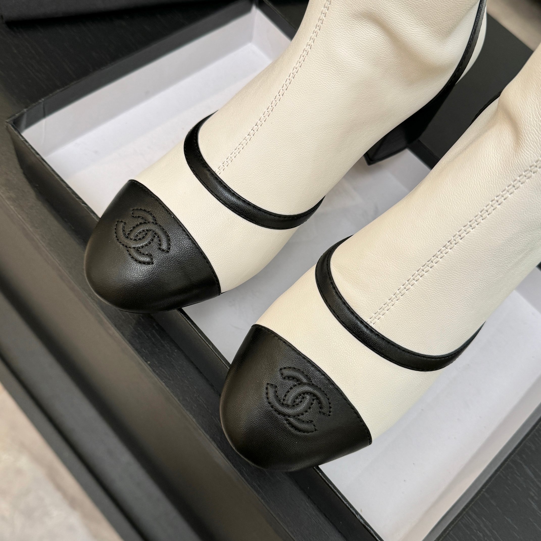 מגפי ידים של Chanel בסגנון ריפות ועקב מרובע 7 a1757839276683 2717