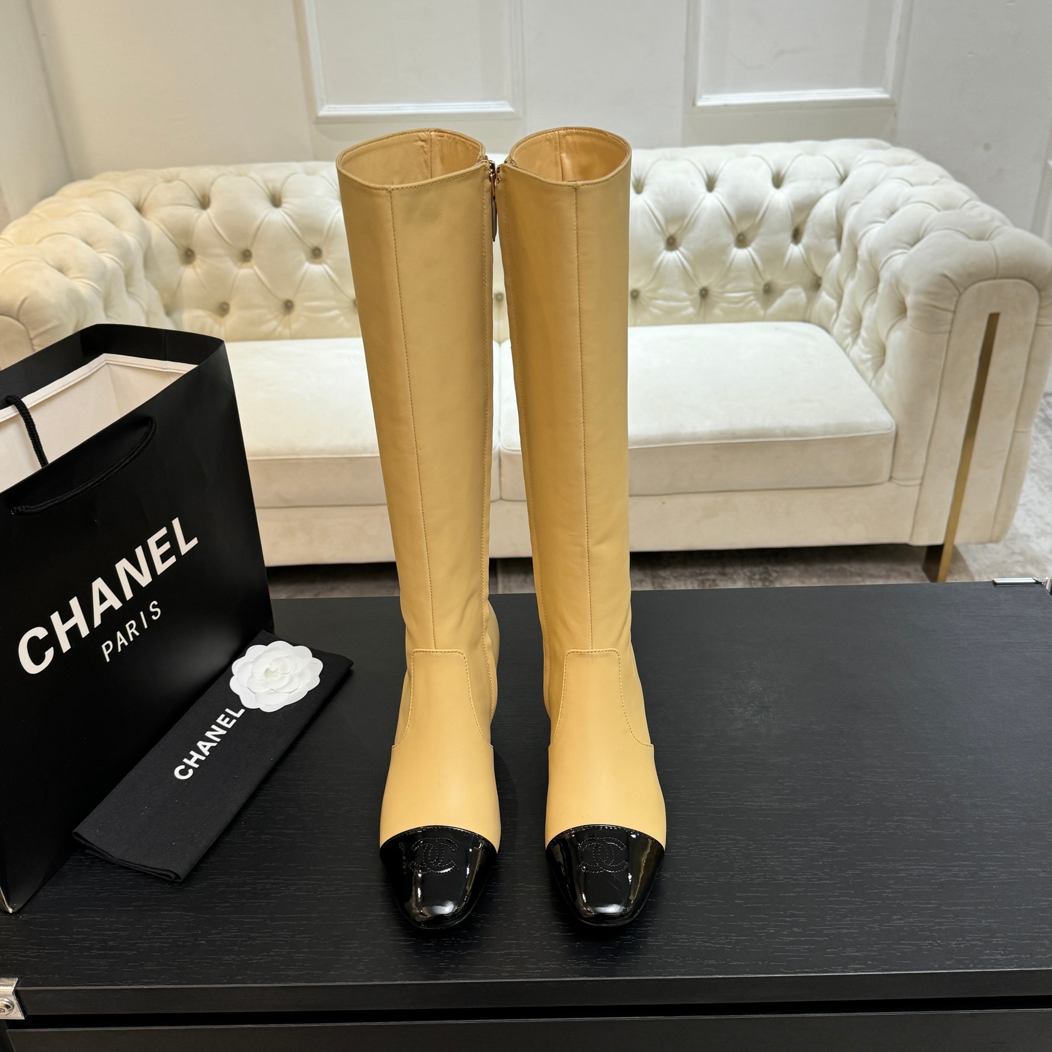 NO:533728,CHANE*｜Xiaoxiang classic double C color-blocking thick heels feel the passionate collision between classic and trend. This pair of boots cleverly combines the brand's iconic elements and breaks the convention with a bold and harmonious color-blocking design. The exquisite double C at the boot stem is low-key and luxurious, demonstrating the brand's heritage. Whether it is matched with a simple dress to show elegance or a combination with personalized jeans to create a casual and fashionable style, it can be easily controlled and injected into the overall look with high-end fashion. Wear it with confidence and takes a full aura in any occasion to release your unique charm. The fabric is made of original custom leather, and the inner foot pads are all sheepskin. Italian imported leather soles size35-39 (customized by 40/41), boots, chanel, boots, boots, skirts, jeans, sheepskin, Leather soles19860909CHANE*｜小香经典双C拼色粗跟 感受经典与潮流的激情碰撞. 这双靴子巧妙融合品牌标志性元素 以大胆而和谐的拼色设计打破常规 靴筒处精致的双C 低调奢华 彰显品牌底蕴 . 无论是搭配简约连衣裙展现优雅气质 还是与个性牛仔裤组合打造休闲时尚风 它都能轻松驾驭 为整体造型注入高级时尚感. 穿上它迈出自信步伐 在任何场合都气场全开 释放属于你的独特魅力. 面料采用原版定制皮料 内里垫脚均为羊皮 意大利进口真皮大底 size35-39（40/41定制）,靴子,chanel,boots,skirts,jeans,sheepskin,Leather soles,Women's Shoes