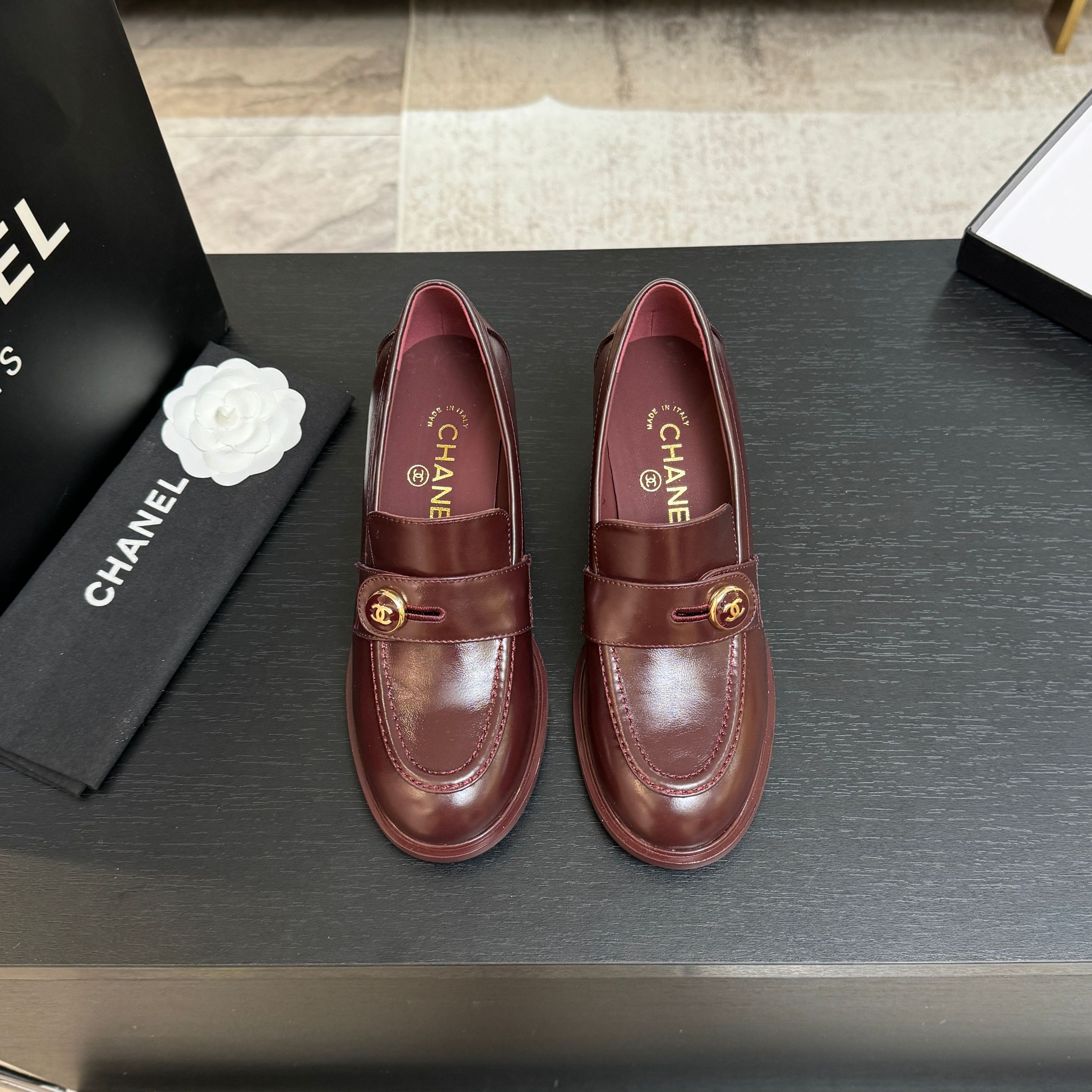 NO:630840,Purchasing agent Chanel 25ss Xiaoxiang new style Xiaoxiang diamond buckle Loafers must-have hot style for spring and summer fragrances Goddess series, with the elegant and ladylike temperament of Chanel, super attractive, irresistible, heart-beating... Imported calfskin upper, imported suede original molded hardware logo, mixed sheepskin lining, outsole, Italian genuine leather outsole Size #35-42 (40 41  42 (customized, non-refundable), loafers, high heels, chanel, chanel, loafers, high heels, cowhide, sheepskin, chamois leather, Leather soles19860909代购级 Chanel 25ss 小香 新款 小香钻扣 乐福鞋鞋 春夏香家必备爆款 女神系列,拥有香家特色优雅名媛气质,超级耐看,让人无法抗拒,心动ing…… 鞋面进口小牛皮 进口麂皮原版开模五金logo 内里混种羊皮 大底意大利真皮大底 Size#35-42（40 41 42定做不退换）,乐福鞋高跟鞋,chanel,chanel,loafers,high heels,cowhide,sheepskin,chamois leather,Leather soles,Women's Shoes