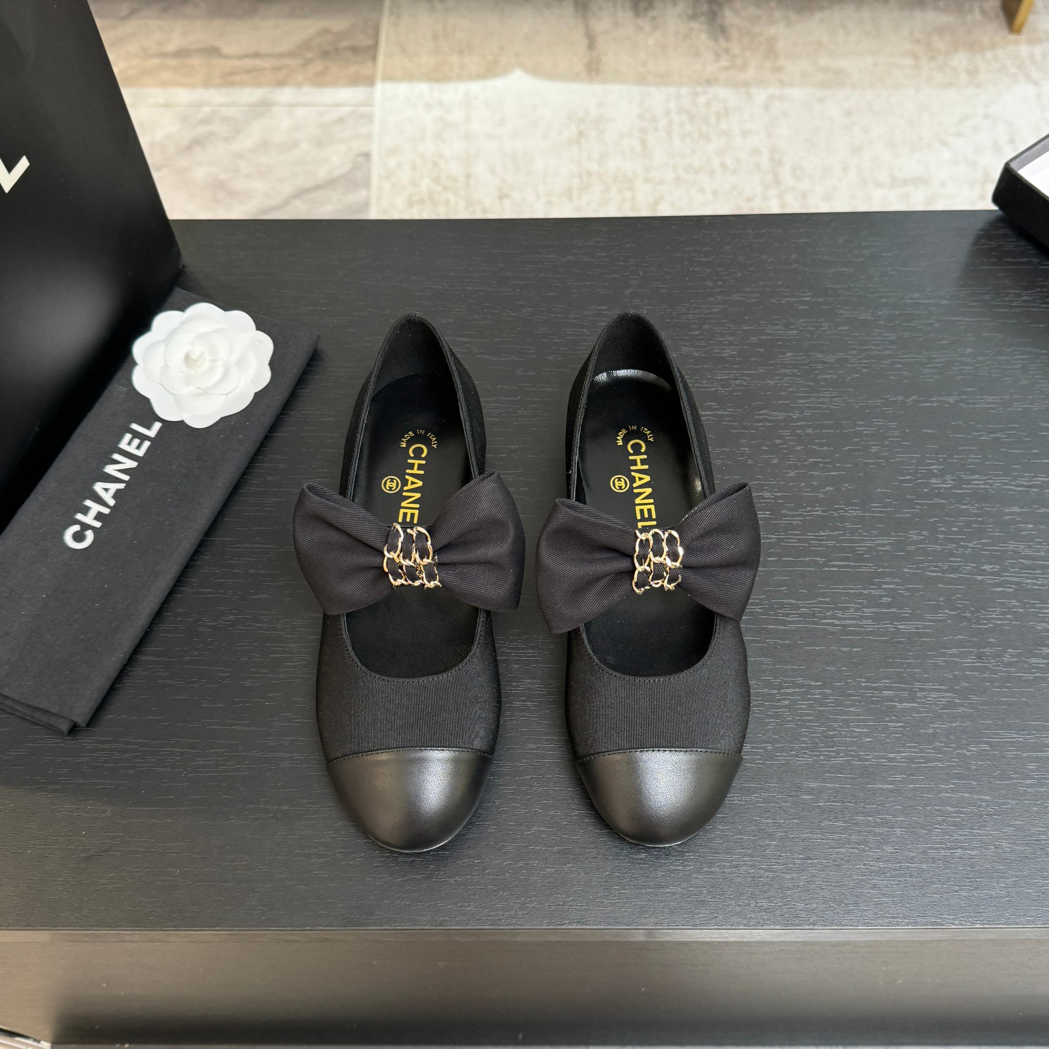 NO:630834,CHANE*｜Xiaoxiang’s 25K new product chain bow color matching flat Mary Jane shoes When Xiaoxiang’s classic aesthetics meets the new fashion trend, this pair of shoes has become a well-deserved focus in the fashion circle. It is not just a pair of shoes, but a fusion of art and fashion. Every detail shows the unique charm of the brand. The playful bow on the instep is paired with a shining metal chain. The bow is made of high-quality grosgrain material, three-dimensional and full, as if it is a sweet dream in a girl’s heart.  It adds a sense of agility and playfulness to the shoes. The metal chain is made with exquisite craftsmanship. The delicate luster and smooth lines collide with the wonderful sparks of sweetness and coolness, allowing you to switch freely between elegance and personality. The rounded toe cap cleverly modifies the lines of the feet, adding a touch of exquisite and compact beauty to the feet, showing the elegance and gentleness of women. The flat-soled design is ergonomically designed and provides all-round comfortable support for your feet, allowing you to enjoy fashion while also easily coping with daily travel.  Whether you are shopping, dating or attending events, it can be perfectly adapted and become your most intimate fashion companion. The fabric is made of original customized materials, the inner pads are all silk sheepskin, and the genuine leather outsole imported from Italy size35-39 (customized 40/41), single shoes, chanel, mary jane, sheepskin, Leather soles19860909CHANE*｜小香25K新品链条蝴蝶结拼色 平底玛丽珍鞋 当小香的经典美学遇上时尚新风潮 这双鞋就成为时尚圈当之无愧的焦点. 它不仅仅是一双鞋 更是艺术与时尚的融合 每一处细节都彰显着品牌的独特魅力. 脚背处俏皮的蝴蝶结搭配闪耀的金属链条 蝴蝶结采用高品质罗缎材质 立体饱满 仿佛是少女心中的甜蜜梦想 为鞋子增添了一份灵动与俏皮 金属链条则以精湛工艺打造 细腻的光泽与流畅的线条 碰撞出甜酷交织的奇妙火花 让你在优雅与个性之间自由切换. 圆润的鞋头巧妙修饰脚面线条 为双足添上一抹精致小巧的美感 尽显女性的优雅与温柔. 平底设计贴合人体工学 给予双脚全方位的舒适支撑 让你在享受时尚的同时 也能轻松应对日常出行 无论是逛街、约会还是参加活动, 它都能完美适配 成为你最贴心的时尚伴侣. 面料采用原版定制材质 内里垫脚均为丝绸羊皮 意大利进口真皮大底 size35-39（40/41定制）,单鞋,chanel,mary jane,sheepskin,Leather soles,Women's Shoes