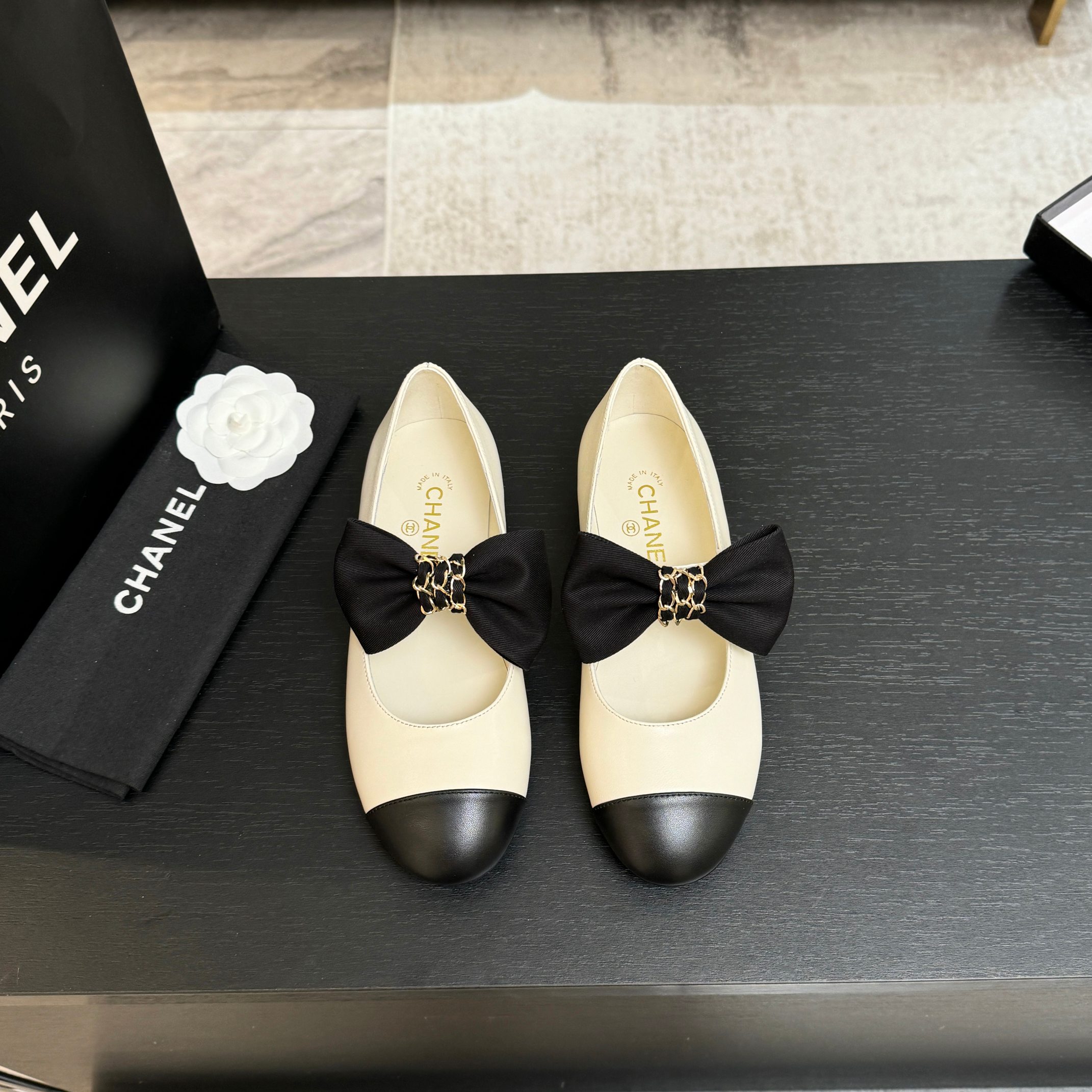 NO:630836,CHANE｜Xiaoxiang 25K new product chain bow color matching flat Mary Jane shoes When Xiaoxiang's classic aesthetics meets the new fashion trend, this pair of shoes has become the well-deserved focus of the fashion circle. It is not just a pair of shoes, but a fusion of art and fashion. Every detail shows the unique charm of the brand. The playful bow on the instep is matched with a shining metal chain. The bow is made of high-quality grosgrain material, three-dimensional and full, as if it is a sweet dream in a girl's heart.  It adds a sense of agility and playfulness to the shoes. The metal chain is made with exquisite craftsmanship. The delicate luster and smooth lines collide with the wonderful sparks of sweetness and coolness, allowing you to switch freely between elegance and personality. The rounded toe cap cleverly modifies the lines of the feet, adding a touch of exquisite and compact beauty to the feet, showing the elegance and gentleness of women. The flat-soled design is ergonomically designed and provides all-round comfortable support for your feet, allowing you to enjoy fashion while also easily coping with daily travel.  Whether you are shopping, dating or attending events, it can be perfectly adapted and become your most intimate fashion companion. The fabric is made of original customized materials, the inner pads are all silk sheepskin, and the genuine leather outsole imported from Italy size35-39 (customized 40/41), single shoes, chanel, mary jane, sheepskin, Leather soles19860909CHANE｜小香25K新品链条蝴蝶结拼色 平底玛丽珍鞋 当小香的经典美学遇上时尚新风潮 这双鞋就成为时尚圈当之无愧的焦点. 它不仅仅是一双鞋 更是艺术与时尚的融合 每一处细节都彰显着品牌的独特魅力. 脚背处俏皮的蝴蝶结搭配闪耀的金属链条 蝴蝶结采用高品质罗缎材质 立体饱满 仿佛是少女心中的甜蜜梦想 为鞋子增添了一份灵动与俏皮 金属链条则以精湛工艺打造 细腻的光泽与流畅的线条 碰撞出甜酷交织的奇妙火花 让你在优雅与个性之间自由切换. 圆润的鞋头巧妙修饰脚面线条 为双足添上一抹精致小巧的美感 尽显女性的优雅与温柔. 平底设计贴合人体工学 给予双脚全方位的舒适支撑 让你在享受时尚的同时 也能轻松应对日常出行 无论是逛街、约会还是参加活动, 它都能完美适配 成为你最贴心的时尚伴侣. 面料采用原版定制材质 内里垫脚均为丝绸羊皮 意大利进口真皮大底 size35-39（40/41定制）,单鞋,chanel,mary jane,sheepskin,Leather soles,Women's Shoes