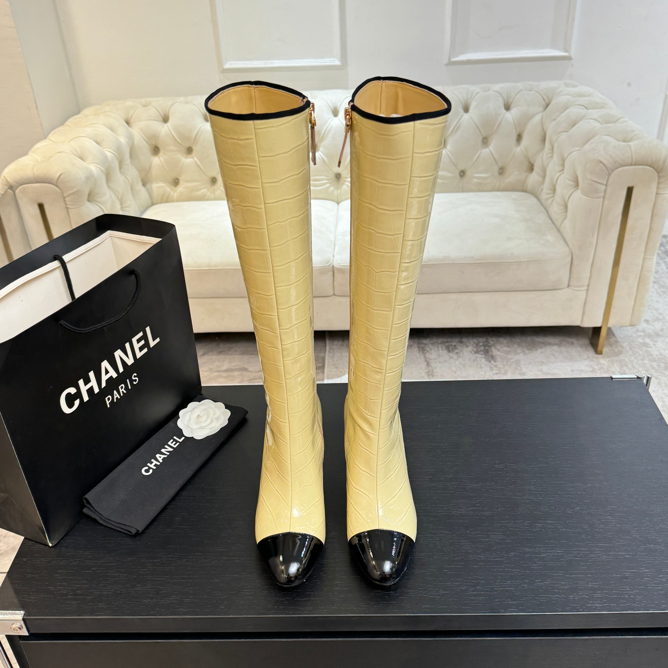 NO:630832,Short boots and long boots CHANE*｜Xiaoxiang's classic color-blocked high-heeled short boots. Classic color-blocked design. Clean and elegant. Just like Coco. Ms. Chanel's persistent pursuit of simplicity and sophistication. Easily suitable for workplace formal wear, casual outings, or dinner parties. There is no limit to the variety of styles. The delicate and soft leather carefully fits the curve of the foot. Every step is like stepping on the clouds, and the comfort is full. The brand's iconic elements make a dreamy appearance at the heel.  Every step of wearing it is a firm expression of one's own style. It fully interprets the delicacy and freedom of women and becomes the focus of the crowd. The fabric is made of original customized calfskin. The inner foot pads are all sheepskin. The genuine leather outsole imported from Italy. Heel height: 4.5cm. Upper: 7 inches/15 inches.  size35-39 (40/41/42 customized), boots, chanel, chanel, boots, cowhide, sheepskin, Leather soles19860909短靴长靴 CHANE*｜小香经典拼色高跟短靴 经典拼色设计 利落大气 恰似可可 香奈儿女士对简洁与精致的执着追求 轻松适配职场正装、休闲出游 或是晚宴派对 风格百变从不设限 . 细腻柔软的皮革精心贴合足部曲线 每一步都如同踏在云朵之上舒适感拉满. 鞋跟处 品牌标志性元素梦幻登场 颗颗莹润饱满绽放柔和光晕 于细节处彰显非凡品味与独特魅力. 穿上它每一步都是对自我风格的坚定表达 将女性的精致与洒脱尽情演绎 成为人群中永不落幕的焦点. 面料采用原版定制小牛皮 内里垫脚均为羊皮 意大利进口真皮大底 跟高:4.5cm 鞋面: 7寸/15寸 size35-39（40/41/42定制）,靴子,chanel,chanel,boots,cowhide,sheepskin,Leather soles,Women's Shoes