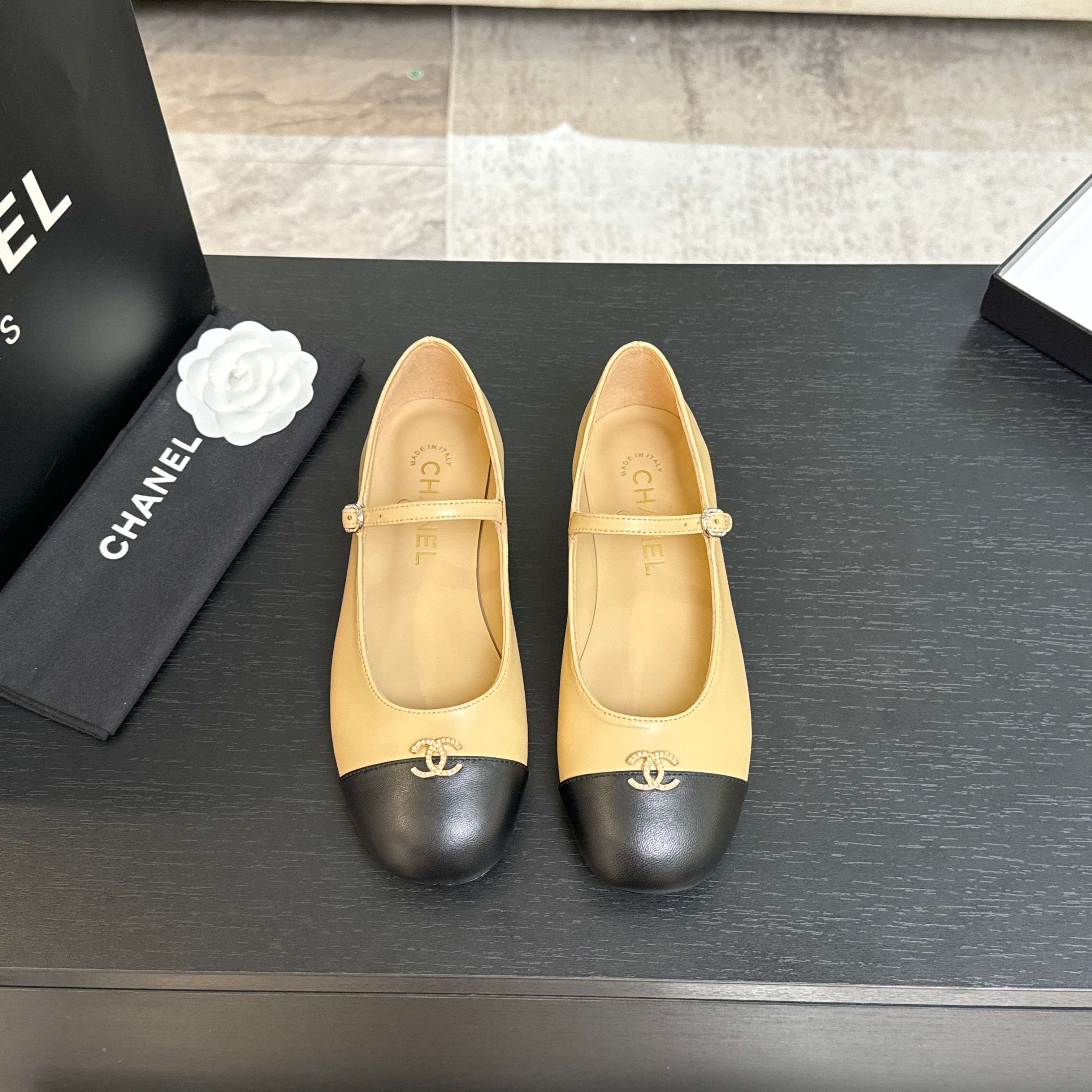 NO:630830,CHANE*｜Xiaoxiang’s 25k new rhinestone double C thick heel Mary Jane shoes. I fell in love with them at first sight. It’s no exaggeration~ This is probably the charm of Xiaoxiang. She always understands girls. Although she looks very cold, she has a unique feeling when paired with black stockings. It is the latest model this year. I have already started to arrange it before it is available in the counter~ I know you will like it. It also looks good on the feet. The round-pointed last is not picky about the shape of the feet. Wide and fat feet also look slimmer.  Moreover, the lambskin and patent leather are visually very impactful. The lining is made of sheepskin, which is extremely soft and comfortable ~ Italian A-grade dyed genuine leather outsole Size 35-39 (customized 40/41), single shoes, chanel, mary jane, sheepskin, Leather soles19860909CHANE*｜小香25k新品水钻双C 粗跟玛丽珍单鞋 对它一见钟情 不夸张哦～ 这大概就是小香的魅力 总是很懂女生 虽然看上去很冷但配上黑丝袜特有感觉 是今年的最新款来着 专柜还没上我就已经着手安排啦～ 知道你们一定会喜欢 上脚也确实好看 圆尖的楦头对脚型完全不挑 宽胖脚穿也显瘦 而且小羊皮拼接漆皮 视觉上很有冲击感 内里是羊皮材质 巨柔软巨舒服哦～ 意大利A级透染真皮大底 Size35-39（40/41定制）,单鞋,chanel,mary jane,sheepskin,Leather soles,Women's Shoes