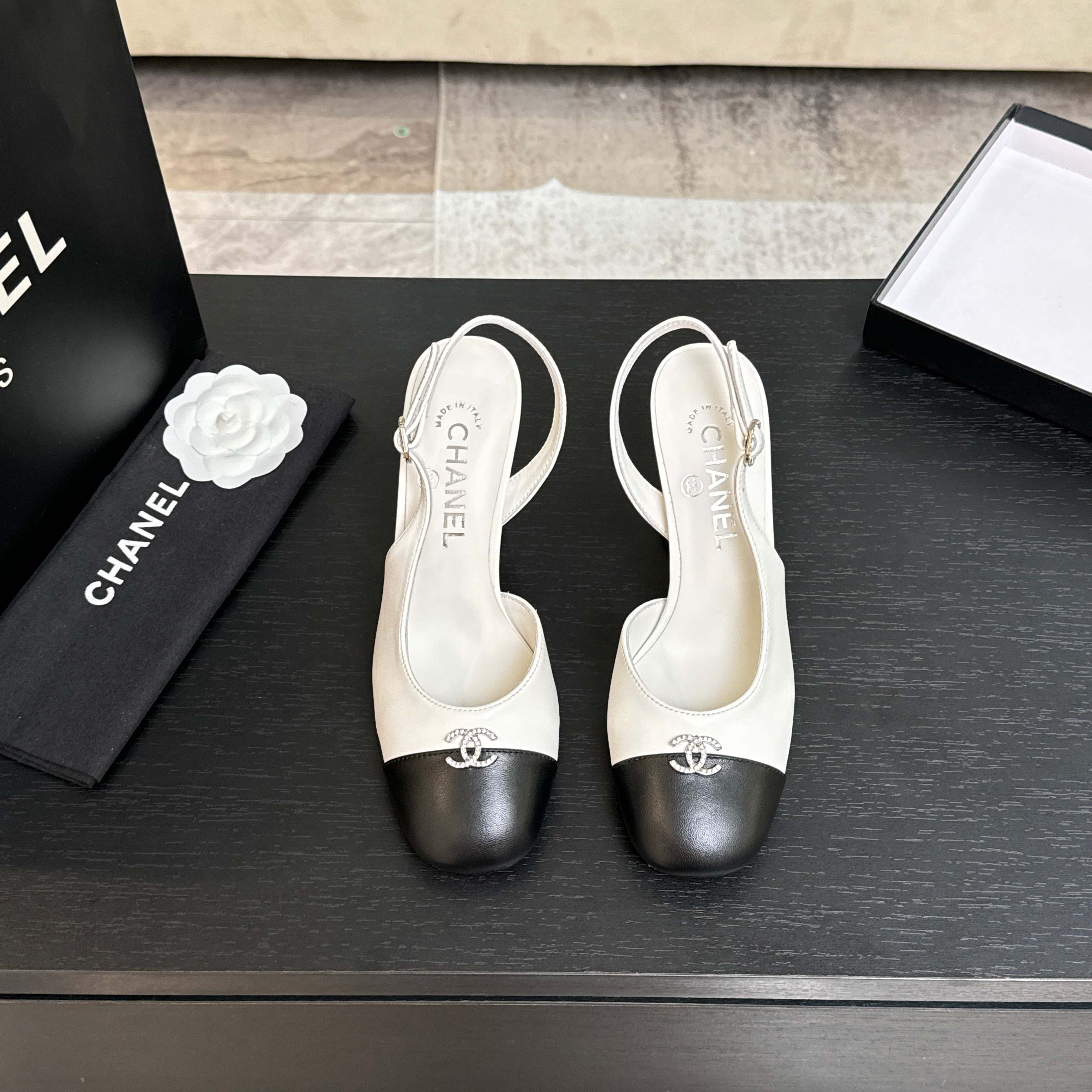 NO:630828,CHANE*｜Xiaoxiang’s 25k new rhinestone double C thick heel Mary Jane sandals. I fell in love with them at first sight. It’s no exaggeration~ This is probably the charm of Xiaoxiang. She always understands girls. Although she looks very cold, she has a unique feeling when paired with black stockings. It is the latest model this year. I have already started arranging it before it is available in the counter~ I know you will like it. It also looks good on the feet. The round-pointed last is not picky about the shape of the feet. Wide and fat feet also look slimmer.  Moreover, the lambskin and patent leather are visually very impactful. The lining is made of sheepskin, which is extremely soft and comfortable ~ Italian A-grade dyed genuine leather outsole Size35-39 (customized 40/41), sandals, chanel, sandals, mary jane, sheepskin, Leather soles19860909CHANE*｜小香25k新品水钻双C 粗跟玛丽珍凉鞋 对它一见钟情 不夸张哦～ 这大概就是小香的魅力 总是很懂女生 虽然看上去很冷但配上黑丝袜特有感觉 是今年的最新款来着 专柜还没上我就已经着手安排啦～ 知道你们一定会喜欢 上脚也确实好看 圆尖的楦头对脚型完全不挑 宽胖脚穿也显瘦 而且小羊皮拼接漆皮 视觉上很有冲击感 内里是羊皮材质 巨柔软巨舒服哦～ 意大利A级透染真皮大底 Size35-39（40/41定制）,凉鞋,chanel,sandals,mary jane,sheepskin,Leather soles,Women's Shoes