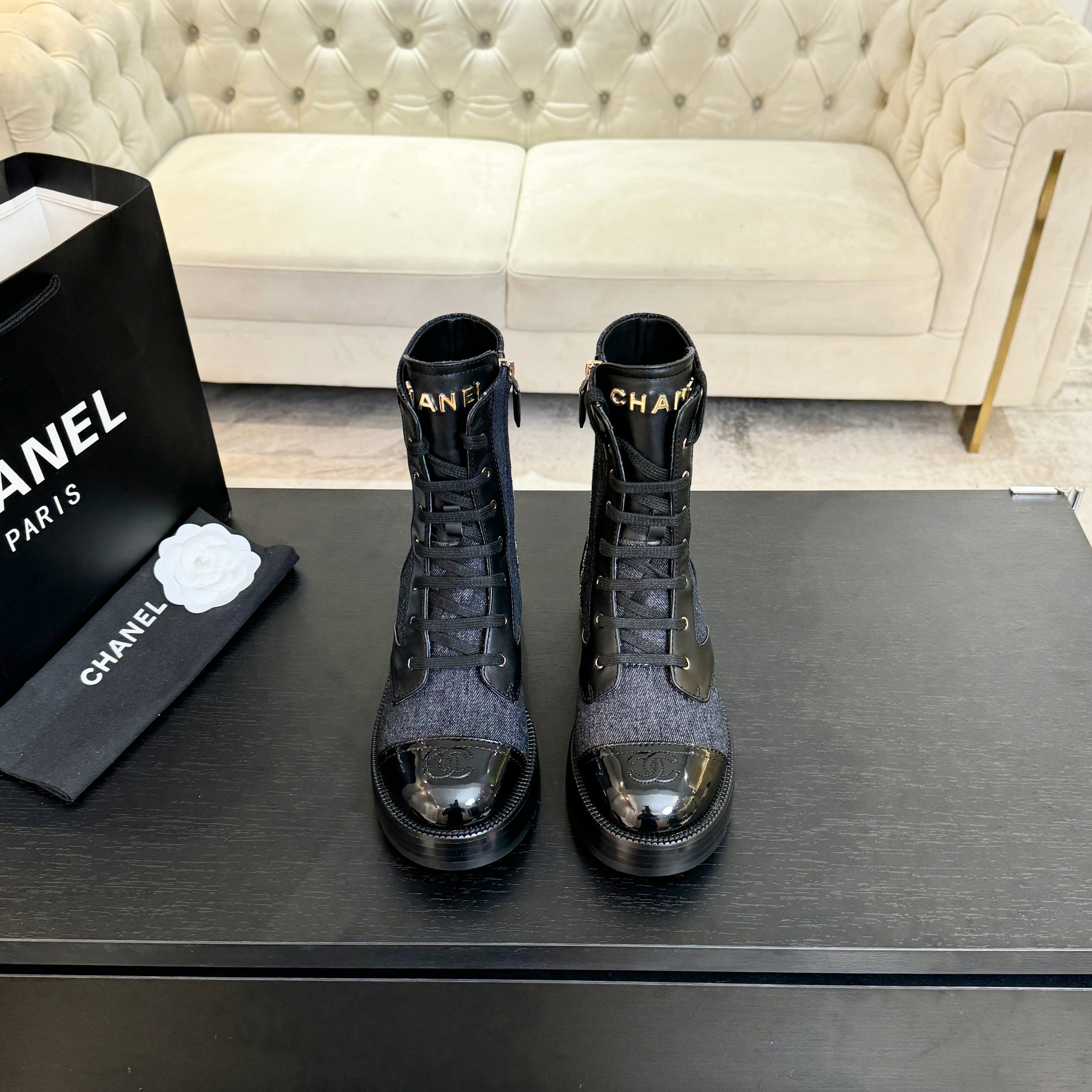 NO:630827,CHANE*｜Xiaoxiang 25K Double C hot-drilled color-blocked short boots Chelsea thick-heeled Western short boots When the neat silhouette of Chelsea boots meets Xiaoxiang, these short boots redefine the elegance and spontaneity of autumn and winter with ingenious color-blocking and metallic texture. The neat color-blocking, double C, and chain are enough to express the style. Selected fine leather and matte cow suede splicing  Selected glossy calfskin and matte suede are spliced together. The contrasting color of classic black and milky white brings retro tension. It is a contemporary tribute to the brand's classic color matching. The 5cm thick heel is ergonomically polished to increase the leg shape and provide comfort for long walks. The elastic webbing at the shoe collar retains the 'slip-on' casualness of Chelsea boots. The chain decoration at the boot collar is the soul. The cold light texture and color-blocking materials form a clever contrast. This pair of short boots is more than just autumn and winter shoes.  What's more, Chanel uses classic genes and modern design to inject elegance into every step, turning daily walking into a moving fashion scene. The fabric is made of original customized leather, the inner foot pads are all sheepskin, and the Italian imported genuine leather outsole size35-39 (customized 40/41), boots, chanel, boots, cowhide, sheepskin, chamois leather, Leather soles19860909CHANE*｜小香25K 双C烫钻拼色短靴 切尔粗跟西短靴 当切尔西靴的利落轮廓邂逅小香 这款短靴以拼色巧思与金属质感 重新定义秋冬的优雅与率性. 拼色的利落与双C、链条已足够诉说格调. 甄选细腻皮革与哑光牛反绒拼接 甄选亮面小牛皮与哑光麂皮拼接 经典黑与奶白的撞色自带复古张力 恰是对品牌经典配色的当代致敬. 5cm粗跟经人体工学打磨 兼顾增高修饰腿型与久走舒适 鞋口弹性织带保留切尔西靴“一脚蹬”的随性 靴口链条装饰是灵魂所在 冷光质感与拼色材质形成巧妙反差 这双短靴不止是秋冬鞋履 更是Chanel用经典基因与现代设计 为每一步注入的优雅底气 让日常行走都成为移动的时尚风景. 面料采用原版定制皮料 内里垫脚均为羊皮 意大利进口真皮大底 size35-39（40/41定制）,靴子,chanel,boots,cowhide,sheepskin,chamois leather,Leather soles,Women's Shoes