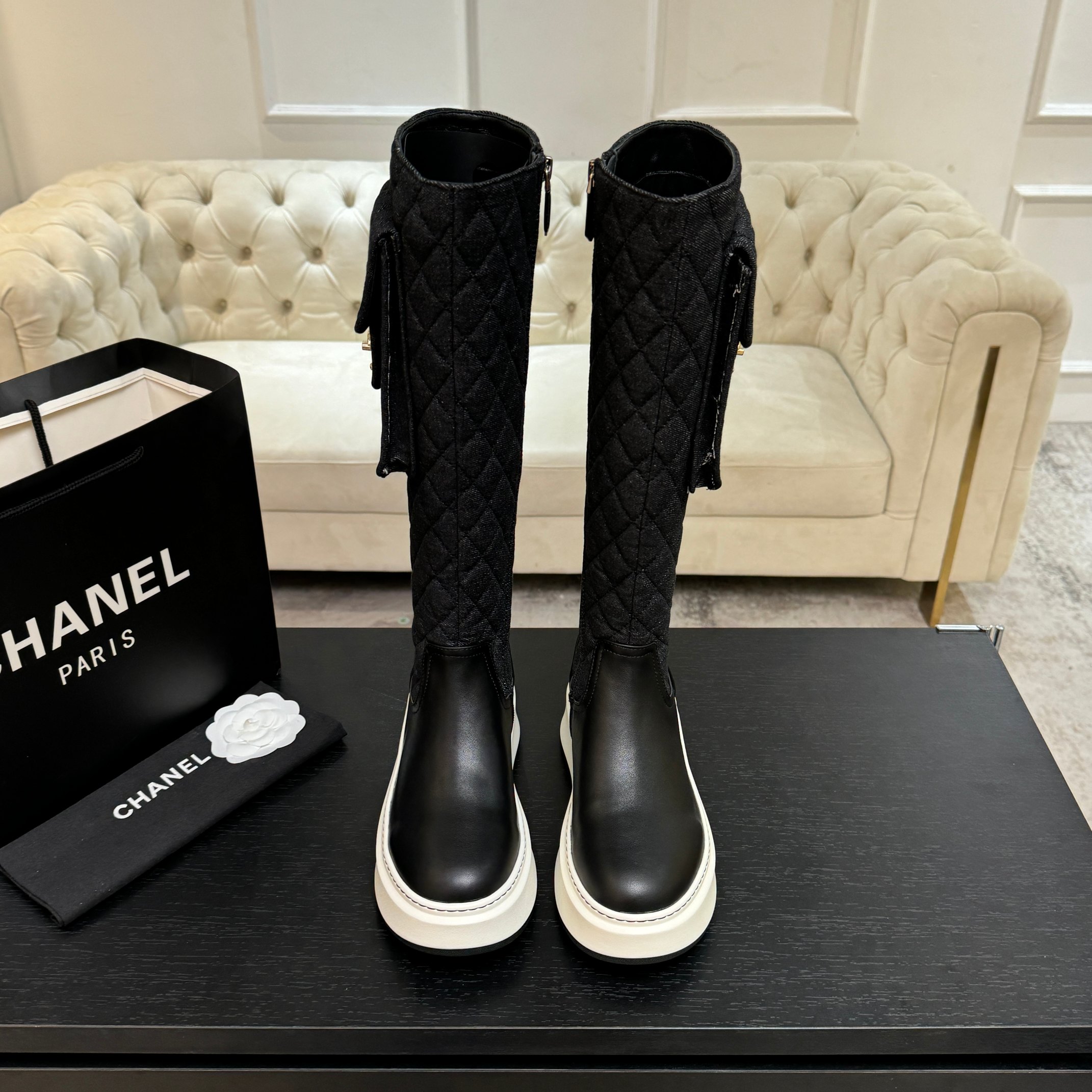 NO:630818,CHANEL 2025s autumn and winter series thick-soled bow rabbit ear high boots, long boots and short boots. The high and short models are made of imported cowhide respectively, with an additional height of 5cm to show leg length. The boots follow Chanel's classic rhombus pattern, plus a small bag that can be opened to carry small things. Xiao Meimei especially likes it. This is a hot style created by Chanel this autumn and winter. With the traditional inner zipper, it is easy to put on the feet and super comfortable. It is a must-have for this autumn and winter.  Upper material: Imported cowhide with rhombus microfiber, washed denim. Authentic outsole. Original Italian TPU foam outsole. Size: 35-39 (40 custom made, non-refundable and non-exchangeable). Short boots, boots, chanel, chanel, boots, cowhide.19860909CHANEL 2025s秋冬系列厚底蝴蝶结兔耳朵高靴长靴短靴,高筒和矮简两款分别用进囗牛皮打造,外增高度5cm超显腿长, 靴简沿用了香奈儿的经典菱格纹,加上可打开装小东西的小包包,小美美特别喜欢,这是香奈儿今年秋冬打造的爆款,加上传统内侧拉链,容易上脚,超级舒服,今年秋冬必备款  鞋面材质进囗牛皮配菱格超纤,水洗牛仔布 一致正品 大底原版意大利TPU发泡大底 码数:35-39 (40定做不退不换) 短靴长靴,靴子,chanel,chanel,boots,cowhide,Women's Shoes