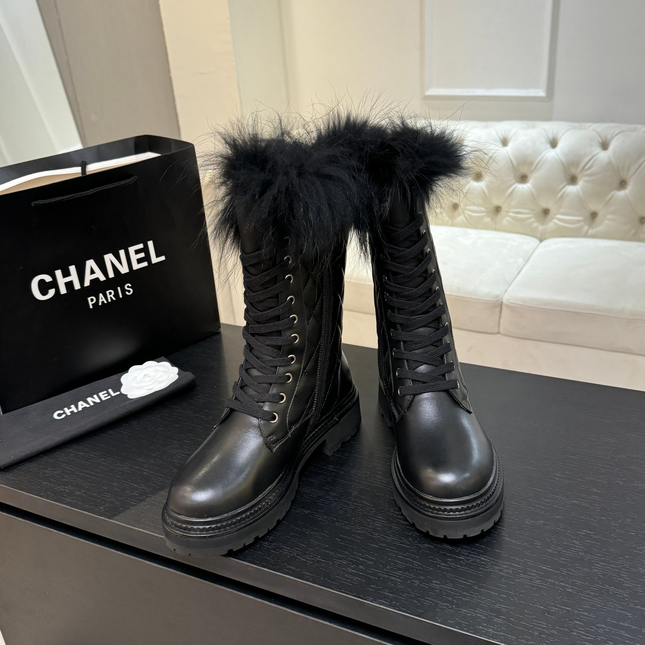 NO:630821,CHANEL 2025s autumn and winter series thick-soled bow rabbit ear high boots, long boots and short boots. The high and short models are made of imported cowhide respectively, with an additional height of 5cm to show leg length. The boots follow Chanel's classic rhombus pattern, plus a small bag that can be opened to carry small things. Xiao Meimei especially likes it. This is a hot style created by Chanel this autumn and winter. With the traditional inner zipper, it is easy to put on the feet and super comfortable. It is a must-have for this autumn and winter.  Upper material: Imported cowhide with rhombus microfiber, washed denim, consistent genuine outsole, original Italian TPU foam outsole, code number: 35-39 (40 customized, non-refundable, non-exchangeable), boots, chanel, chanel, boots, cowhide19860909CHANEL 2025s秋冬系列厚底蝴蝶结兔耳朵高靴长靴短靴,高筒和矮简两款分别用进囗牛皮打造,外增高度5cm超显腿长, 靴简沿用了香奈儿的经典菱格纹,加上可打开装小东西的小包包,小美美特别喜欢,这是香奈儿今年秋冬打造的爆款,加上传统内侧拉链,容易上脚,超级舒服,今年秋冬必备款  鞋面材质进囗牛皮配菱格超纤,水洗牛仔布 一致正品 大底原版意大利TPU发泡大底 码数:35-39 (40定做不退不换),靴子,chanel,chanel,boots,cowhide,Women's Shoes
