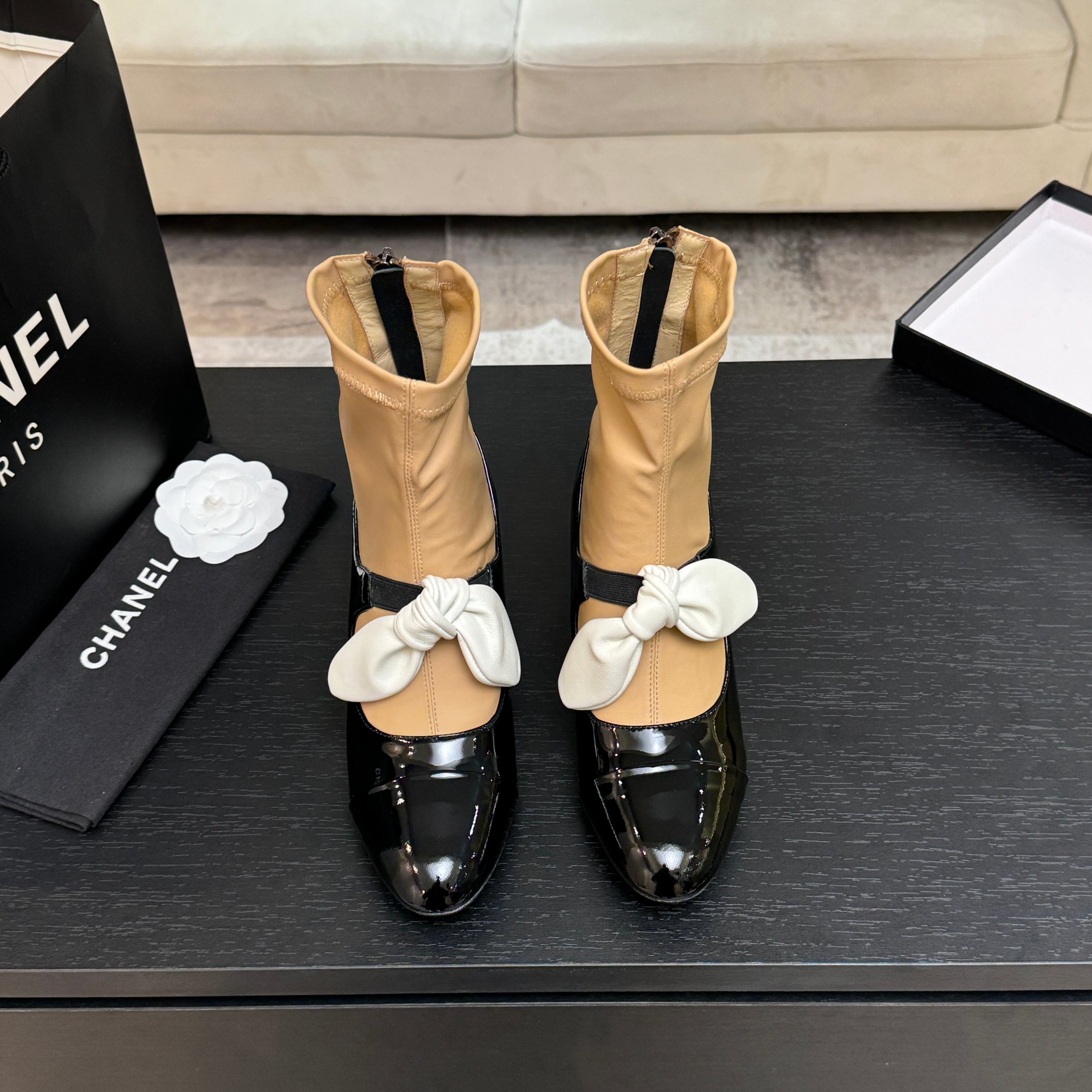 NO:630824,CHANEL 2025s autumn and winter series thick-soled bow rabbit ear high boots, short and simple, made of imported cowhide, with a height of 6.5cm, which shows leg length. The boots follow Chanel's classic zou pattern, plus a small bag that can be opened to carry small things. Xiao Meimei especially likes it. This is a hot style created by Chanel this autumn and winter. With the traditional inner zipper, it is easy to put on the feet and super comfortable. It is a must-have for this autumn and winter.  The upper material is imported cowhide, which is consistent and authentic. The outsole is original Italian leather outsole. Size: 35-39 (40 customized, non-refundable and non-exchangeable), boots, chanel, chanel, boots, cowhide, Leather soles19860909CHANEL 2025s秋冬系列厚底蝴蝶结兔耳朵高靴短靴,矮简用进囗牛皮打造,高度6.5cm超显腿长, 靴简沿用了香奈儿的经典做邹纹,加上可打开装小东西的小包包,小美美特别喜欢,这是香奈儿今年秋冬打造的爆款,加上传统内侧拉链,容易上脚,超级舒服,今年秋冬必备款  鞋面材质进囗牛皮 一致正品 大底原版意大利真皮大底 码数:35-39 (40定做不退不换),靴子,chanel,chanel,boots,cowhide,Leather soles,Women's Shoes
