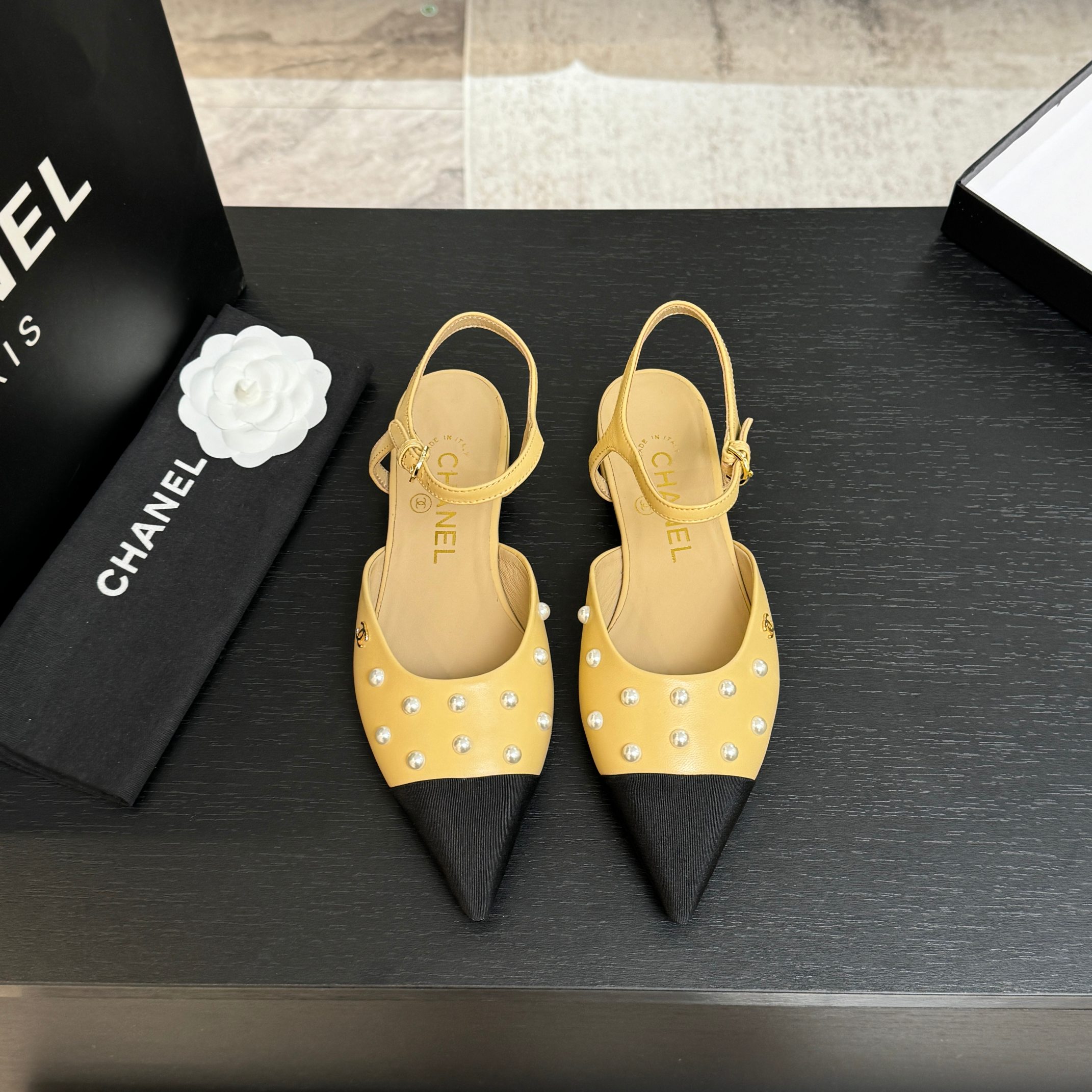 NO:630815,CHANE*｜Xiaoxiang 25P spring and summer new product pearl flat shoes. The cute and delicate pearls elegantly reduce age and have a fairy-like princess atmosphere!  The upper is made of imported sheepskin/sheep leather, the inner foot pads are all grained sheepskin, and the outsole is imported genuine leather from Italy!  Heel height 2.5cm Size35-39 (34/40/41 customized), single shoes, chanel, sheepskin, sheep, Leather soles19860909CHANE*｜小香25P春夏新品 珍珠平底单鞋 乖巧秀气的珍珠优雅减龄 仙气满满的公主氛围！ 鞋面采用进口羊皮/羊京 内里垫脚均为粒面羊皮 意大利进口真皮大底！ 跟高2.5cm Size35-39（34/40/41定制）,单鞋,chanel,sheepskin,sheep,Leather soles,Women's Shoes