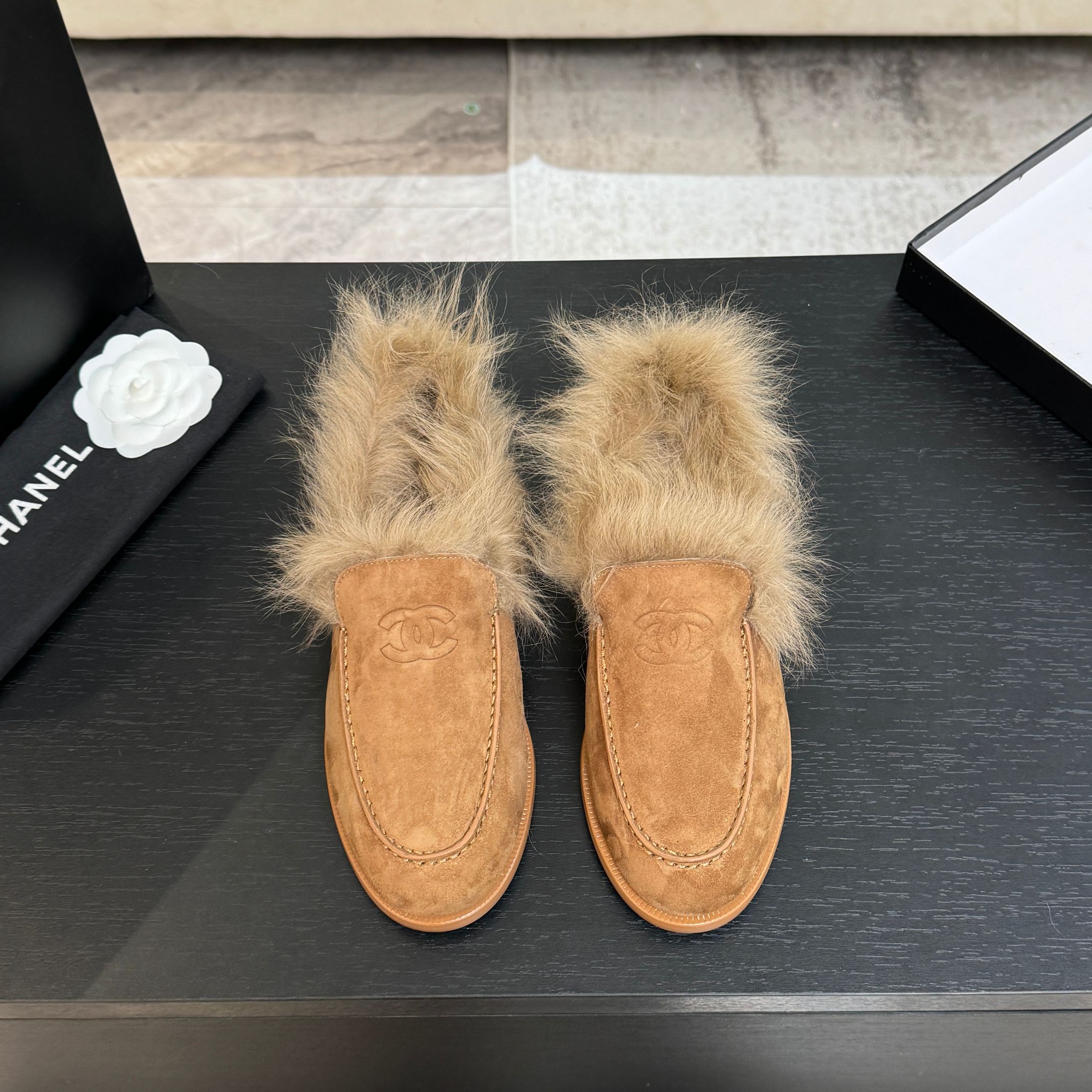 NO:630806,25 new coco neige furry loafers. They look really good on the feet. They match well and are very fashionable. They turn heads. They are classic, durable, simple and versatile. They are worth buying. Cowhide/suede upper, mink fur lining, genuine leather outsole. Size 35-40, loafers, furry shoes, loafers, cowhide, chamois leather, Leather soles1986090925新款coco neige毛毛乐福鞋 上脚真的好看搭配好了巨时髦 回头率杠杠的 经典耐看简约百搭 值得入手 鞋面牛皮/麂皮 内里貂毛 真皮大底 Size35-40,乐福鞋毛毛鞋,loafers,cowhide,chamois leather,Leather soles,Women's Shoes