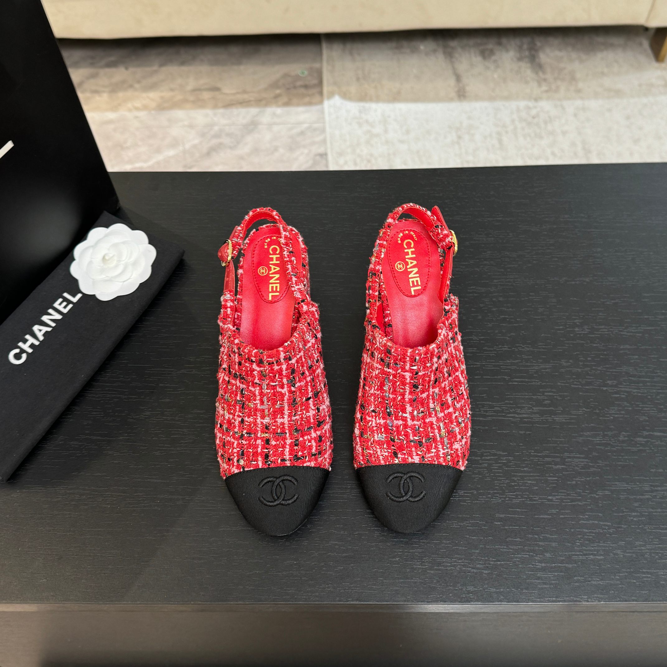 NO:630800,Fabric CHANE*｜Xiaoxiang 25K new double C high-heeled autumn shoes Unlock the code of beach fashion on a vacation where the sun and the beach intersect!  This pair of sandals has become the most eye-catching presence on the seaside. It is inspired by the elegant lines of the Grand Palais in Paris. The thick-soled design not only brings visual shock, but also makes you instantly aura at 2.8 meters and easily becomes the focus of the crowd. The iconic double C chain decoration on the upper, the metallic luster shines in the sun, exuding the exquisiteness and luxury unique to Chanel. The 6.5cm thick-soled design is a blessing for small people. It can not only increase your height quietly but also cleverly lengthen your leg lines.  Make your figure more upright and graceful. Whether it is paired with a simple white beach skirt or a personalized colorful bikini and shorts, it can be perfectly matched and easily enhance the fashion style of the overall outfit. Go to the beach, embrace freedom and romance, and be the most fashionable holiday traveler!  The fabric is made of original customized leather, the inner pads are all sheepskin, the original Italian leather outsole size35-39 (customized 40/41), high heels and sandals, chanel, chanel, sandals, high heels, skirts, shorts, sheepskin, Leather soles, bikinis19860909布面 CHANE*｜小香25K新品双C高跟秋鞋 在阳光与沙滩交织的度假 解锁海滨时髦密码！ 这双凉鞋成为了海边最吸睛的存在. 它以巴黎大皇宫的优雅线条为灵感 厚底设计不仅带来视觉上的震撼 还让你瞬间气场两米八 轻松成为人群焦点. 鞋面上标志性的双C链条装饰 金属光泽在阳光下闪烁 散发着独属于香奈儿的精致与奢华 . 6.5cm的厚底设计堪称小个子的福音 不仅能悄悄增高 还巧妙地拉长腿部线条 让你的身姿更加挺拔优美. 无论是搭配简约的白色沙滩裙 还是个性的彩色比基尼与短裤 都能完美适配 轻松提升整体穿搭的时尚格调 . 奔赴海边 拥抱自由与浪漫 做最时髦的度假旅人 ！ 面料采用原版定制皮料 内里垫脚均为羊皮 原版意大利真皮大底 size35-39（40/41定制）,高跟鞋凉鞋,chanel,chanel,sandals,high heels,skirts,shorts,sheepskin,Leather soles,bikinis,Women's Shoes