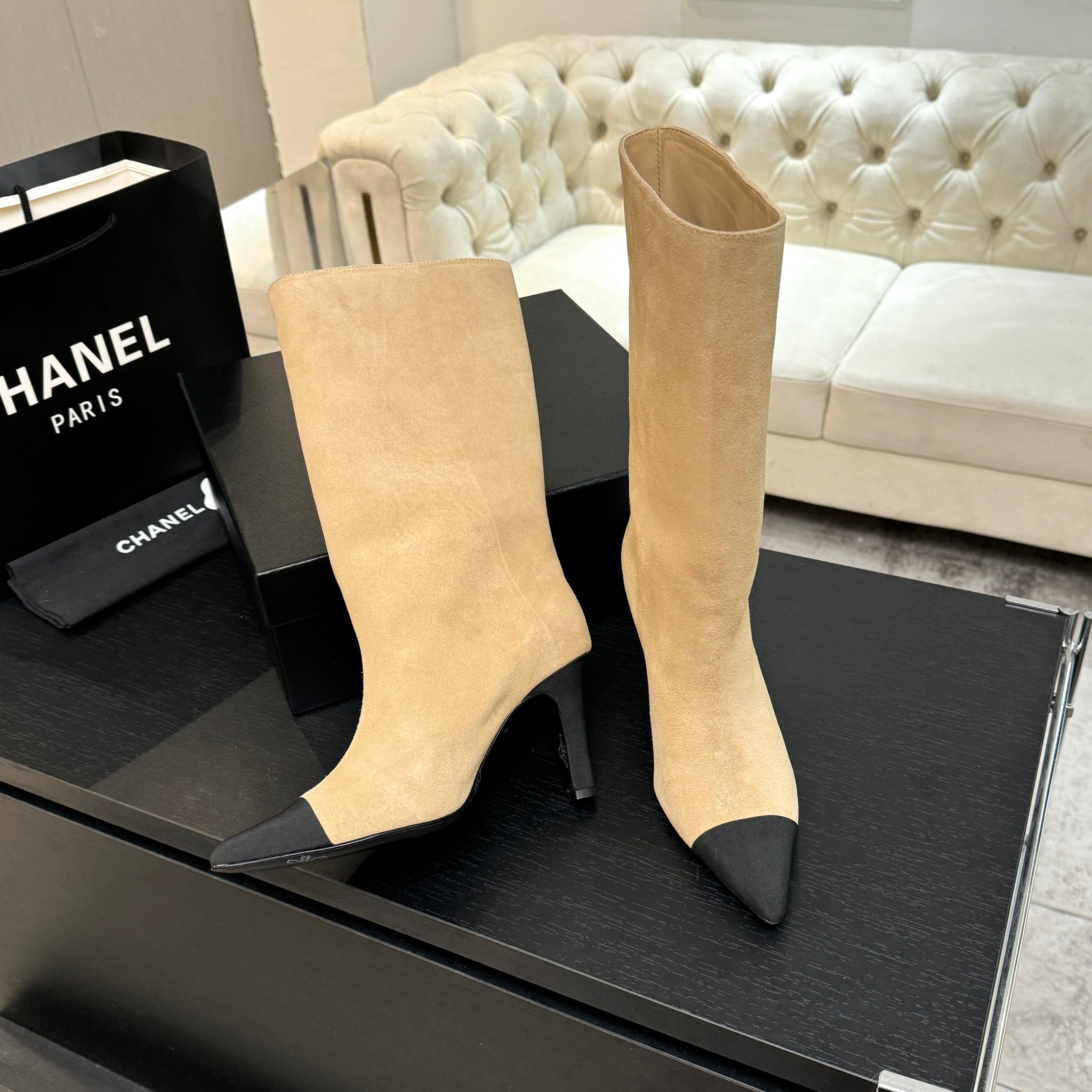 NO:630820,CHANE* | Xiaoxiang's classic large pair of C thick-heeled short boots. This pair of short boots is definitely a blockbuster in the fashion circle. The classic double C electric embroidery logo is boldly spliced to declare its extraordinary origin. The smooth boot shape perfectly fits the leg line, has the temperament of a lady, and has a casual retro style. Whether it is paired with simple jeans or an elegant dress, it can be easily worn and becomes the finishing touch of the overall look. The round toe splicing design has a very well controlled curvature.  It is not a rigid and sharp shoe shape. It should be soft, harmonious, durable and classy. The upper is customized with the original Yang Jing. It is very soft, comfortable and not tight. The lining is imported silk sheepskin. It is super delicate and has 100% foot comfort. The original molded custom outsole has high safety performance. The heel height is 8.5cm. The thick heel design visually elongates the proportion~  Size35-39 (40/41 customization is non-refundable and non-exchangeable), boots, chanel, boots, skirts, jeans, sheepskin, sheep19860909CHANE* ｜小香经典大双C粗跟短靴 这双短靴绝对是时尚圈的重磅炸弹 经典的双C电绣标志大胆拼接宣告着它的不凡出身. 流畅的靴型完美贴合腿部线条 具有名媛气质 又带着一丝不经意的小复古 无论是搭配简约的牛仔裤 还是优雅的连衣裙 它都能轻松驾驭 成为整体造型的点睛之笔. 圆头拼接设计 弧度把控的非常到位 不是呆板尖锐的鞋型 它要柔和谐 耐看有品 鞋面定制原版羊京 非常柔软舒适不紧绷 内里进口丝绸羊皮 超细腻脚感舒适度百分百 原版开模定制大底 安全性能高 跟高8.5cm 粗跟设计 视觉拉长比例哦～ Size35-39（40/41定制不退不换）,靴子,chanel,boots,skirts,jeans,sheepskin,sheep,Women's Shoes