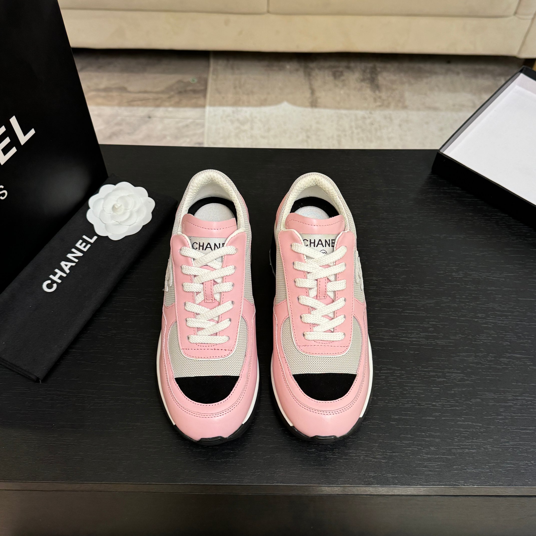 NO:630817,CHANE*｜Xiaoxiang 25k pair of C panda block heels high-heeled sneakers dad shoes When Xiaoxiang's innovative language collides with the retro wave of dad shoes, this pair of sneakers uses iconic symbols and contradictory aesthetics to break the boundaries between luxury and street style and become a walking fashion statement. In the collision of classic genes and contemporary trends, it establishes a unique dressing attitude. The upper is based on the classic black and white 'Panda' color scheme, such as the precise collision of ink and milky white.  It is durable and suitable for all wardrobes. The original imported cowhide and breathable mesh are spliced. The natural thermostatic properties of wool provide both warmth and breathability. The double C logo vertically inlaid on the side of the shoe is the finishing touch. The C-shaped arc is as smooth and natural as a symmetrical smile, low-key highlighting the brand heritage without being exaggerated. Paired with 4cm invisible heightening soles, it inadvertently elongates the leg line and can be easily controlled by small people. The outsole material has both cushioning and anti-slip properties.  The EVA foaming process in the midsole further improves the foot feel and provides stable support from daily commuting to street strolls. The elegant dimension of sports shoes is reconstructed with thick heels and high heels, allowing every step to find the perfect balance between retro and modern, comfort and aura. size35-39 (40 customized), casual shoes/sports shoes, chanel, sneakers, cowhide19860909CHANE*｜小香25k双C熊猫粗跟 高跟运动鞋老爹鞋 当小香创新语言碰撞老爹鞋的复古浪潮 这双运动鞋以标志性符号与矛盾美学 打破奢华与街头的风格边界 成为行走的时尚宣言. 便在经典基因与当代潮流的碰撞中 定格独树一帜的穿搭态度. 鞋面以黑白'熊猫'经典配色为基底 如墨色与奶白的精准碰撞 耐看且适配全衣橱穿搭. 甄选原版进口牛皮与透气网布拼接 羊毛的天然恒温特性 让温暖与透气兼得 鞋侧立镶嵌的双C徽标堪称点睛 C字弧度如对称微笑般流畅自然 低调彰显品牌底蕴而不浮夸. 搭配4cm隐形增高鞋底 不经意间拉长腿部线条 小个子也能轻松驾驭. 大底材质兼具缓震与防滑性能 中底EVA发泡工艺进一步提升脚感 从日常通勤到街头漫步都能稳稳支撑. 以粗跟高跟重构运动鞋的优雅维度 让每一步都在复古与摩登、 舒适与气场间找到完美平衡. size35-39（40定制）,休闲鞋/运动鞋,chanel,sneakers,cowhide,Women's Shoes