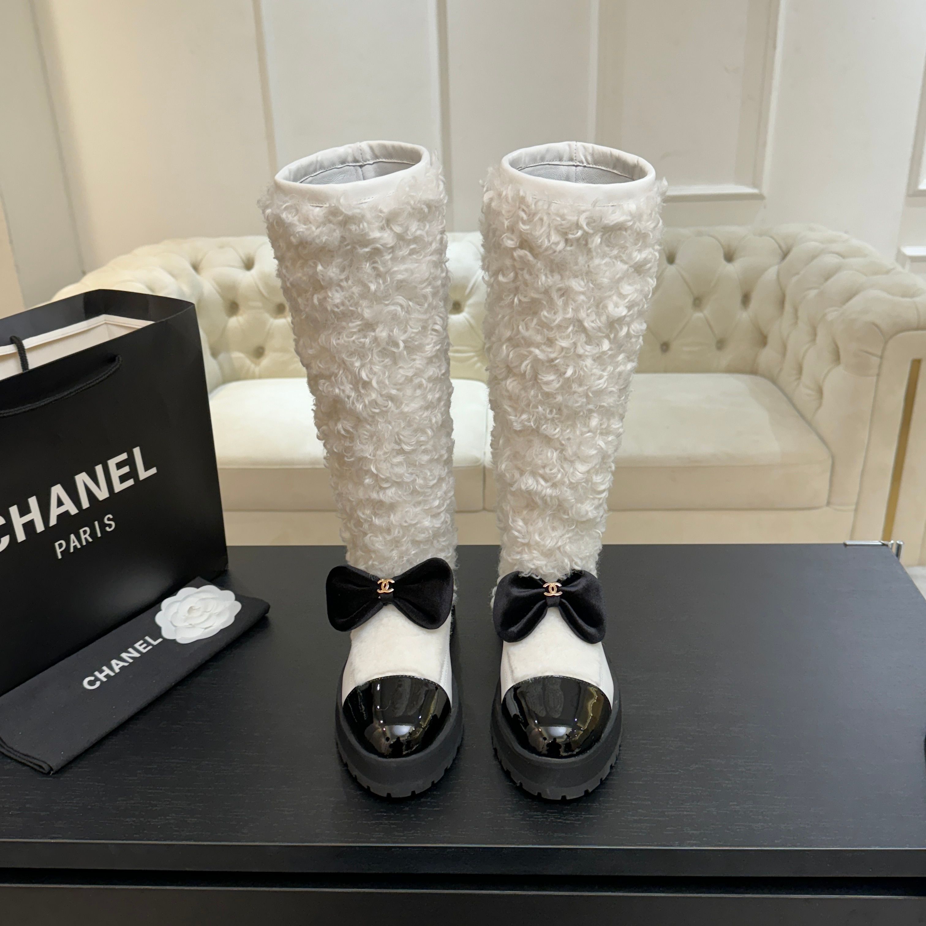 NO:630814,Chanel 25K new furry boots for autumn and winter Furry boots are still very suitable for autumn and winter~ Wool upper, sheepskin lining, original outsole Size: 35-39 Other sizes are customized, boots, chanel, boots, sheepskin19860909Chanel 25K秋冬新款毛茸茸靴子 毛毛靴还是很适合秋冬的～ 鞋面羊毛 内里羊皮 原版大底 Size:35-39 其他码数定做,靴子,chanel,boots,sheepskin,Women's Shoes