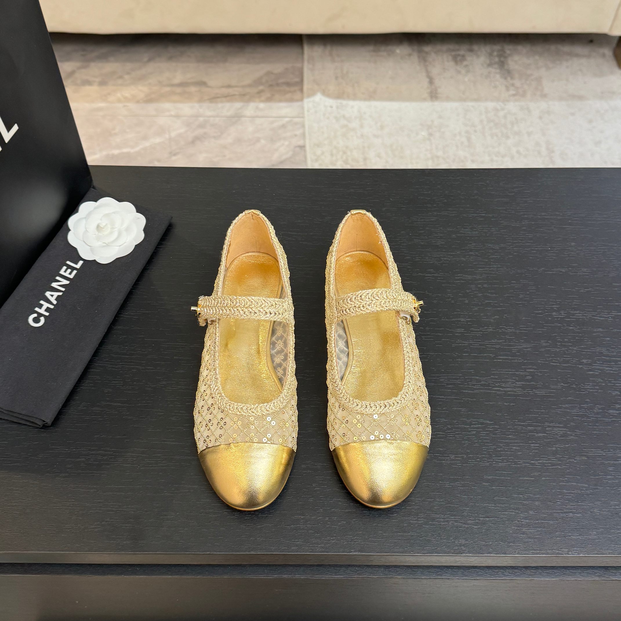 NO:630811,CHANE*｜Xiaoxiang 25B woven sequined flat Mary Janes. This pair of woven sequined Mary Janes is like a bright star. Once it was unveiled, it attracted the attention of countless fashion lovers and became a dream item not to be missed this season. The design inspiration comes from the brand's continuous exploration of classics and innovation. It retains the consistent elegant shoe shape of Mary Jane shoes. The round toe design is cute and retro, gently wrapping the feet and easily modifying the foot shape.  It seems like a dream shoe from a fairy tale world. The upper is made of fine woven craftsmanship, carefully selected and woven, tightly interwoven to create a unique texture, showing a unique texture, as exquisite as a work of art. The embellishment of sequins is a magical touch. They are finely inlaid on the woven upper, reflecting dreamlike light under the sunlight or light. Every step is radiant, easily attracting everyone's attention, and satisfying all your fantasies about romance and sparkle.  The fabric is made of original custom weaving. The inner pads are all silk sheepskin. The genuine leather outsole imported from Italy size35-39 (customized 40/41), Mary Jane, chanel, mary jane, sheepskin, Leather soles19860909CHANE*｜小香25B编织亮片平底玛丽珍 这双编织亮片玛丽珍鞋宛如一颗璀璨星辰 一经亮相 便吸引了无数时尚爱好者的目光 成为本季不容错过的梦幻单品. 设计灵感源自品牌对经典与创新的不断探索. 它保留了玛丽珍鞋一贯的优雅鞋型 圆头设计可爱又复古 温柔包裹着双脚 轻松修饰脚型 仿佛是从童话世界中走来的梦幻之履. 鞋面采用细腻的编织工艺 都经过精心挑选与编织 紧密交织出独特纹理 呈现出别具一格的质感 如同艺术品般精致 亮片的点缀更是神来之笔 它们细密地镶嵌在编织鞋面之上 在日光或灯光的映照下 折射出如梦似幻的光芒 每一步都流光溢彩 轻松吸引众人目光 满足你对浪漫与闪耀的所有幻想 . 面料采用原版定制编织制作 内里垫脚均为丝绸羊皮 意大利进口真皮大底 size35-39（40/41定制）,玛丽珍,chanel,mary jane,sheepskin,Leather soles,Women's Shoes